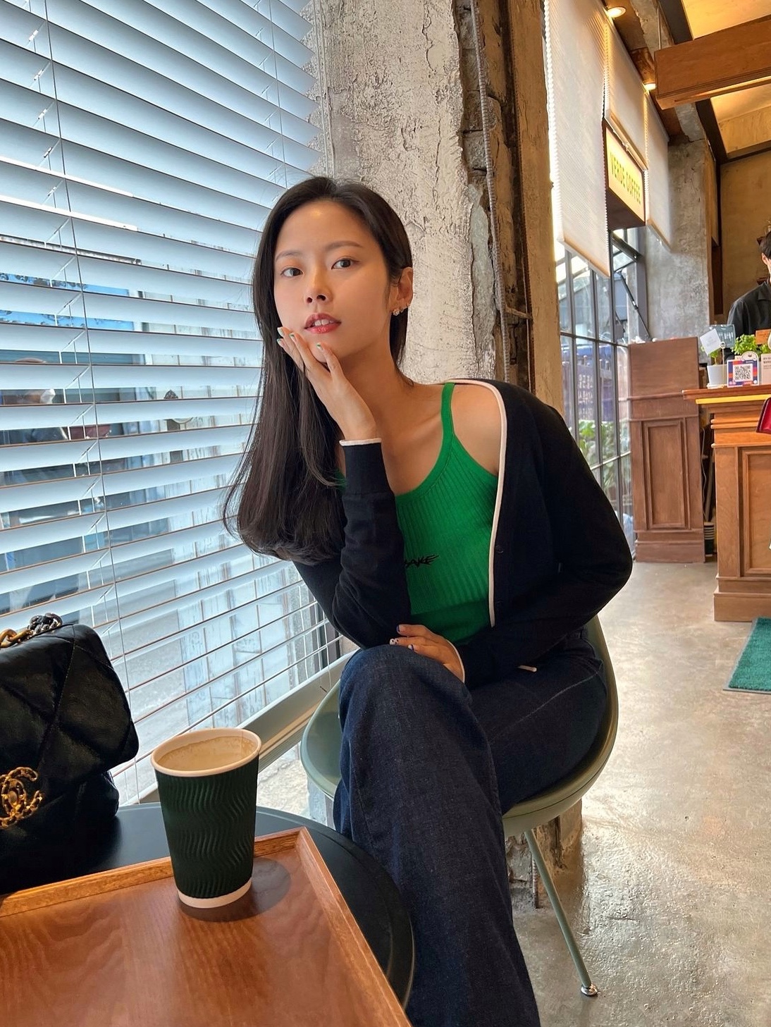 Chanel Large 19 Handbag Lambskin & Gold Black, Nike Dunk Low Retro Varsity Green 착용 스타일 - 2