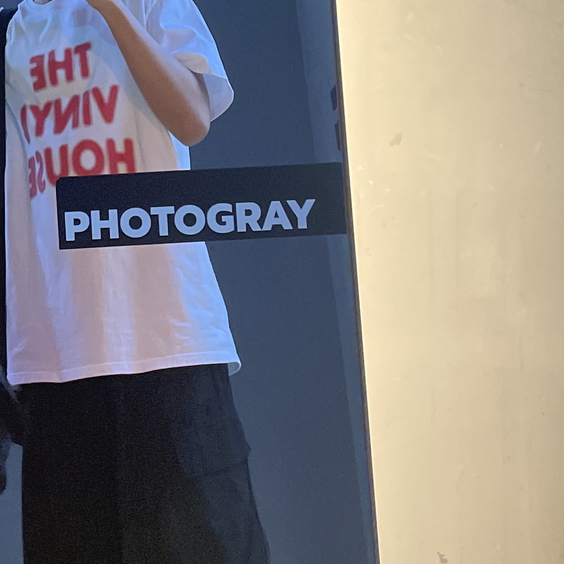 Thevinylhouse Spray Logo T-Shirt White 착용 스타일