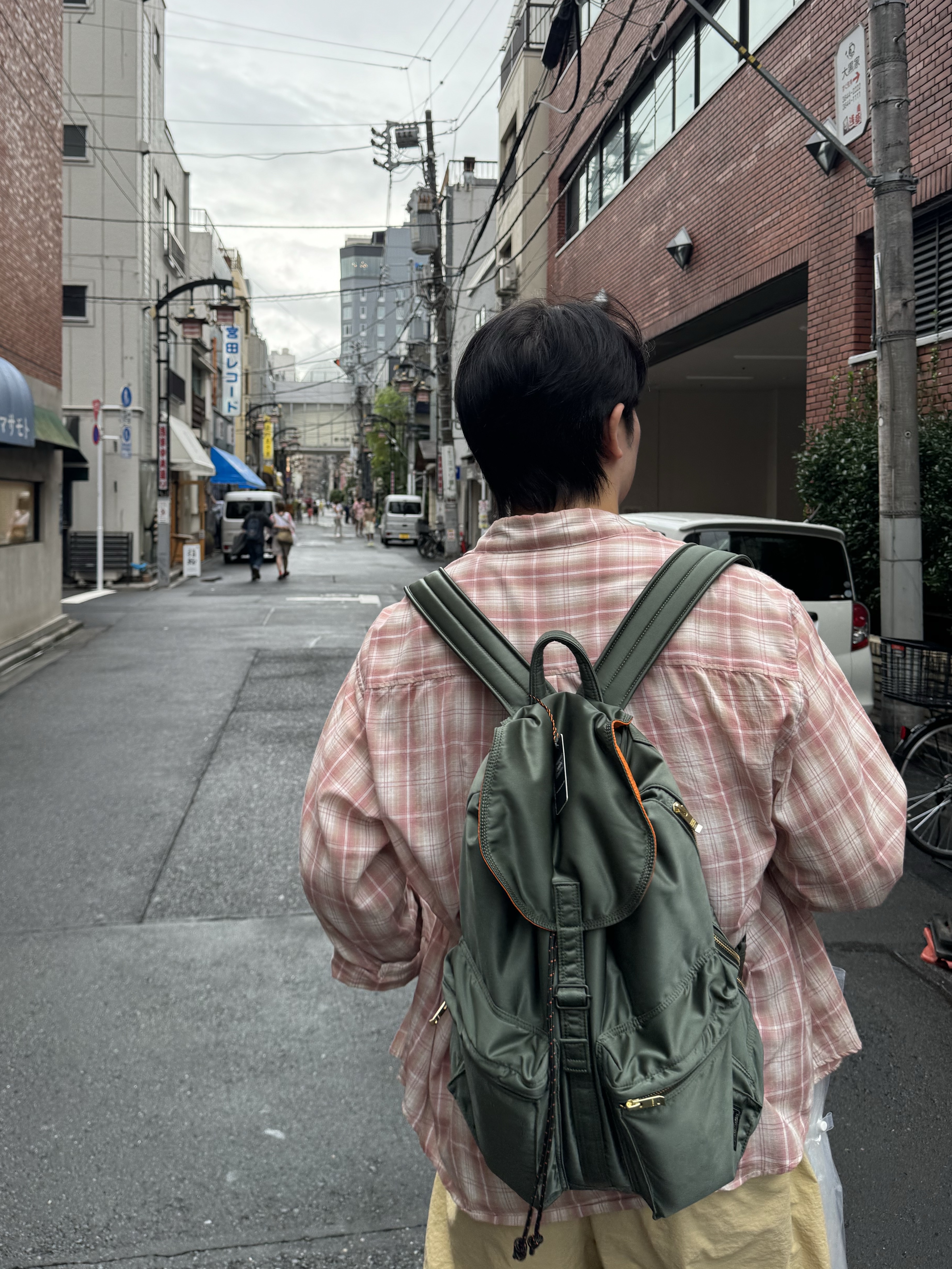 Porter All New Tanker Rucksack Sage Green 착용 스타일 - 5