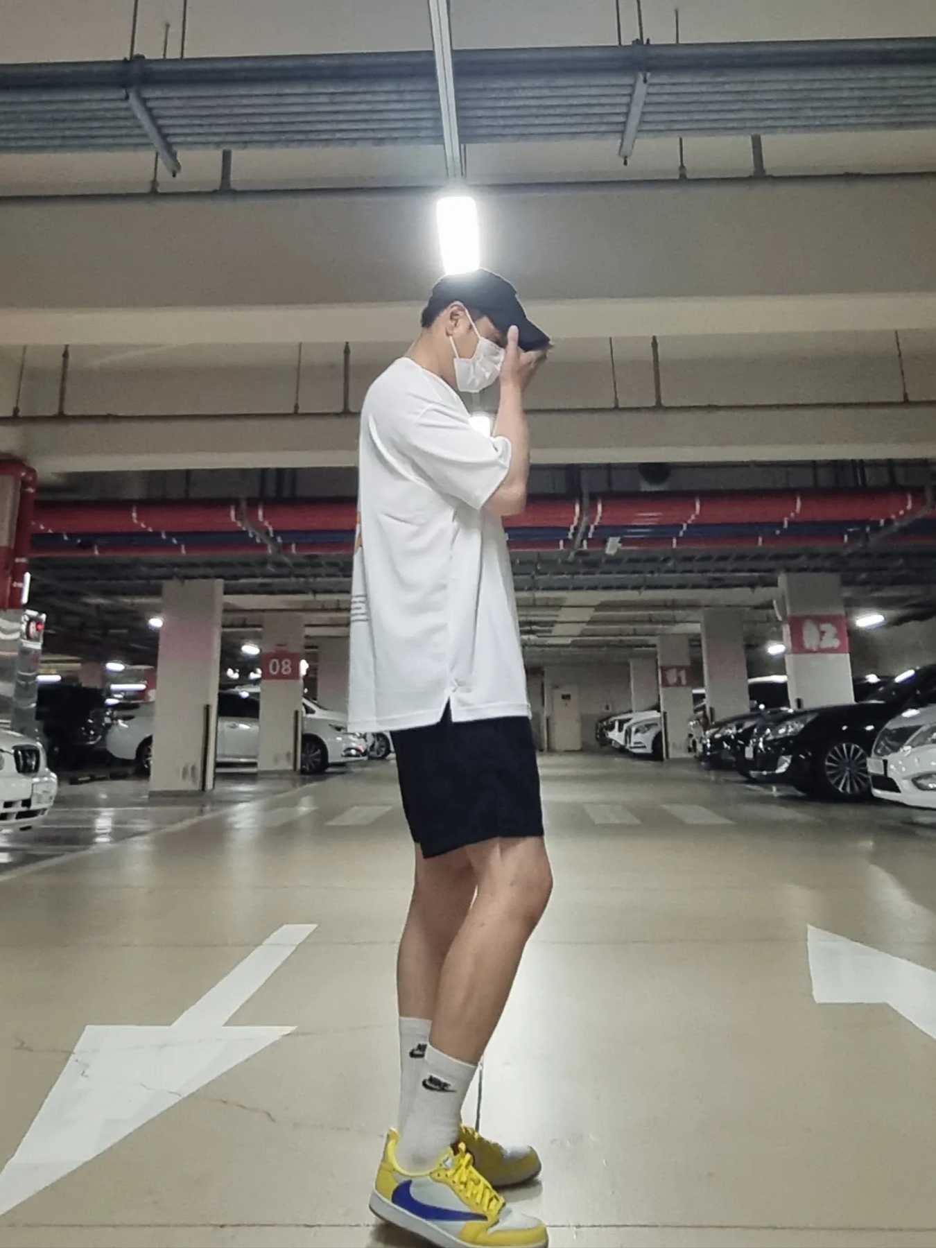 (W) Jordan 1 x Travis Scott Retro Low OG SP Canary, Nike NSW Everyday Essential Crew Socks White (3 Pack/Korean Ver.) 착용 스타일 - 3