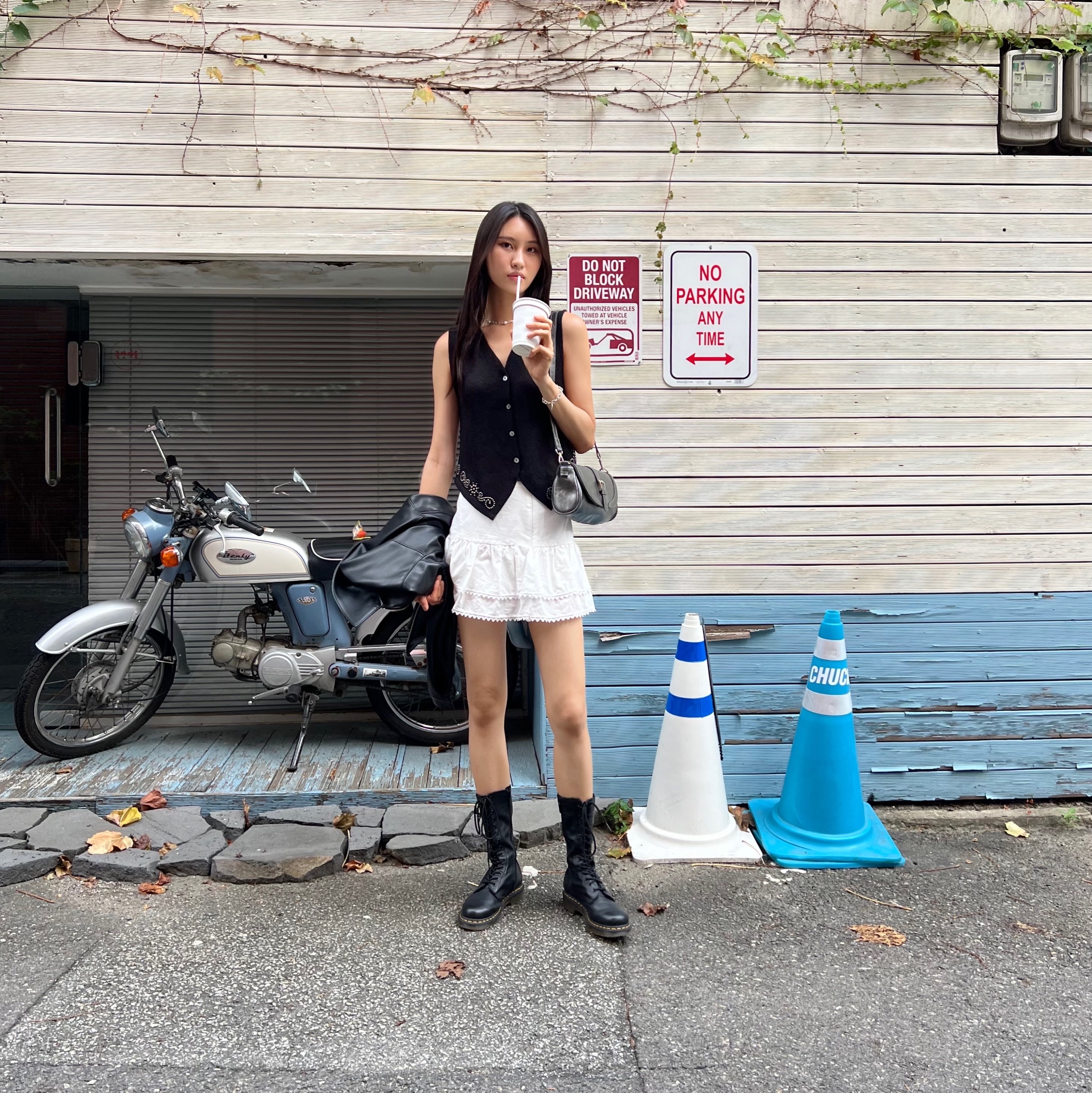 (W) Dr. Martens 1B60 Boots Black 착용 스타일 - 2