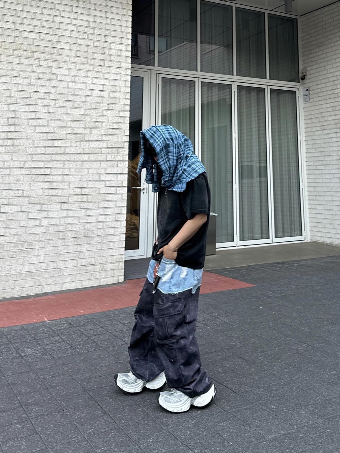 Balenciaga 10XL Sneakers White Grey Silver Black 착용 스타일