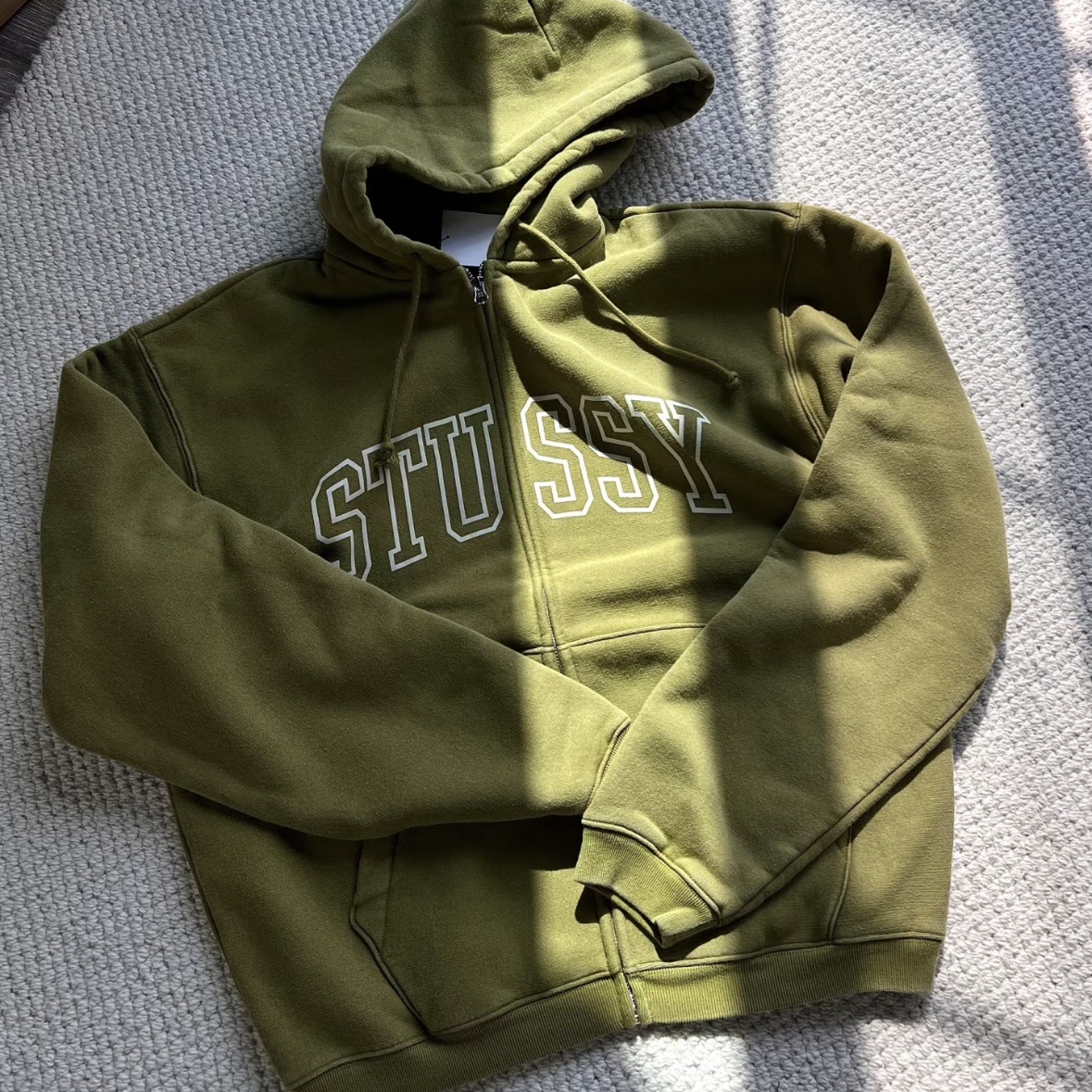 Stussy Outline Zip Hoodie Olive 착용 스타일