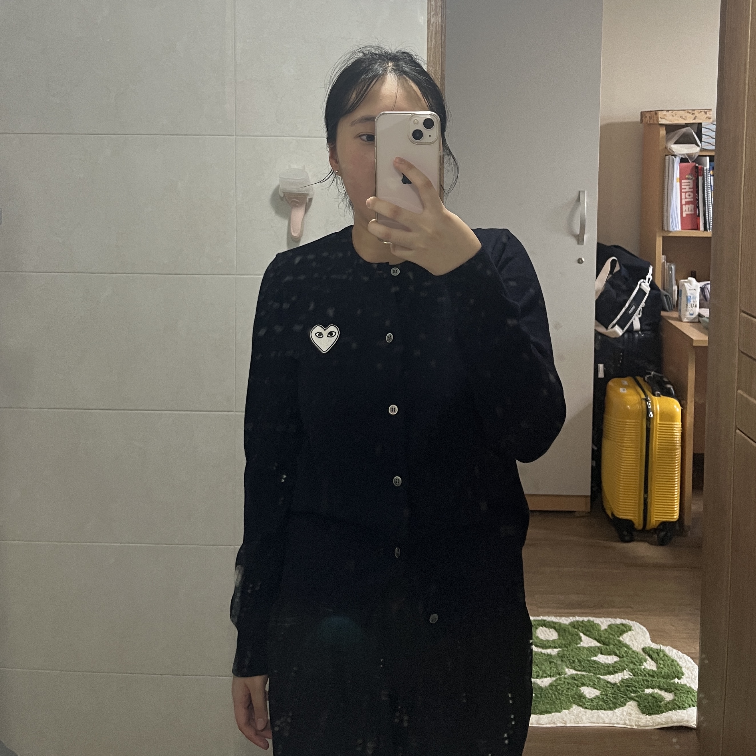 (W) Play Comme des Garcons White Heart Knit Cardigan Navy 착용 스타일