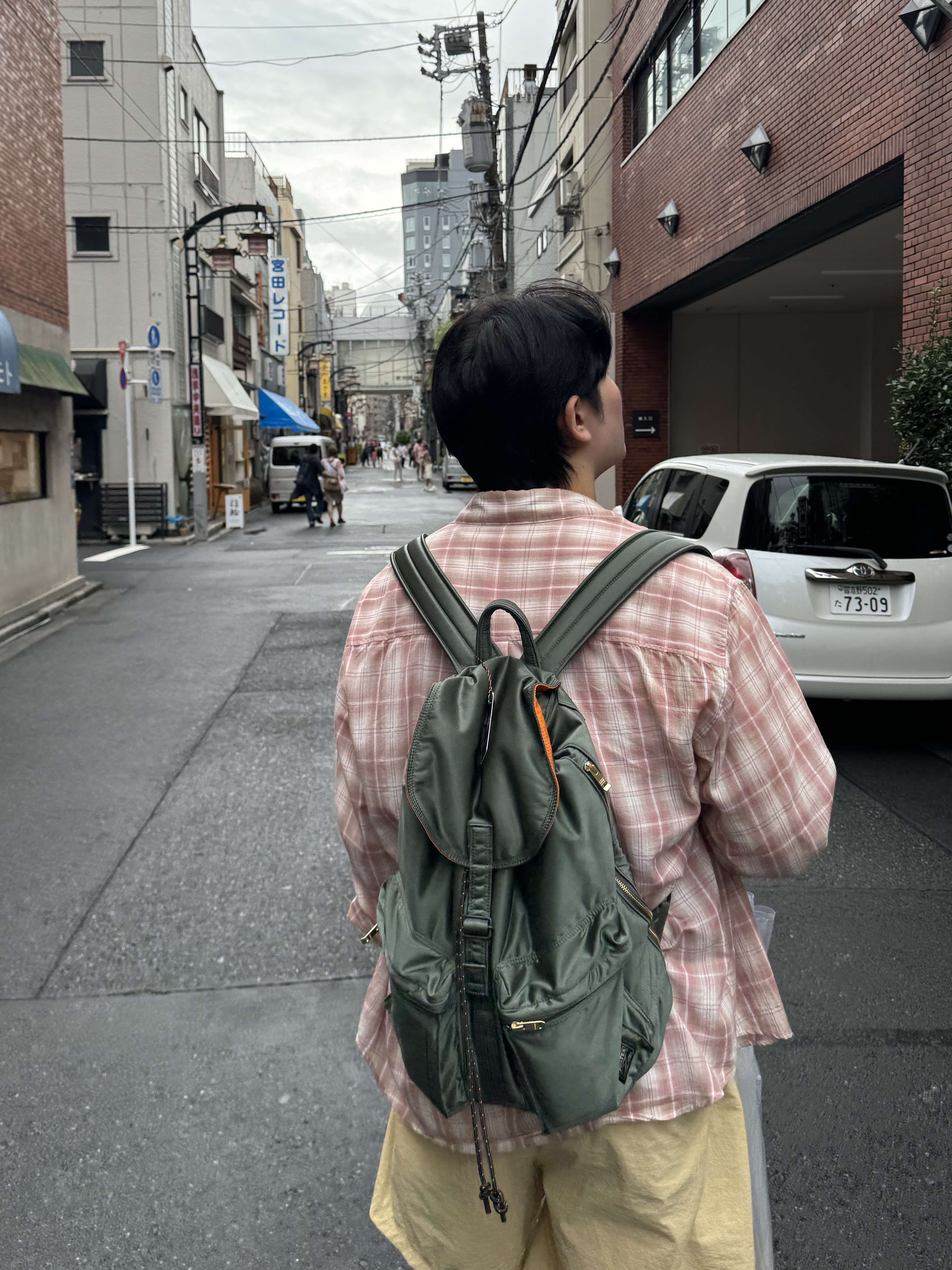 Porter All New Tanker Rucksack Sage Green 착용 스타일 - 3