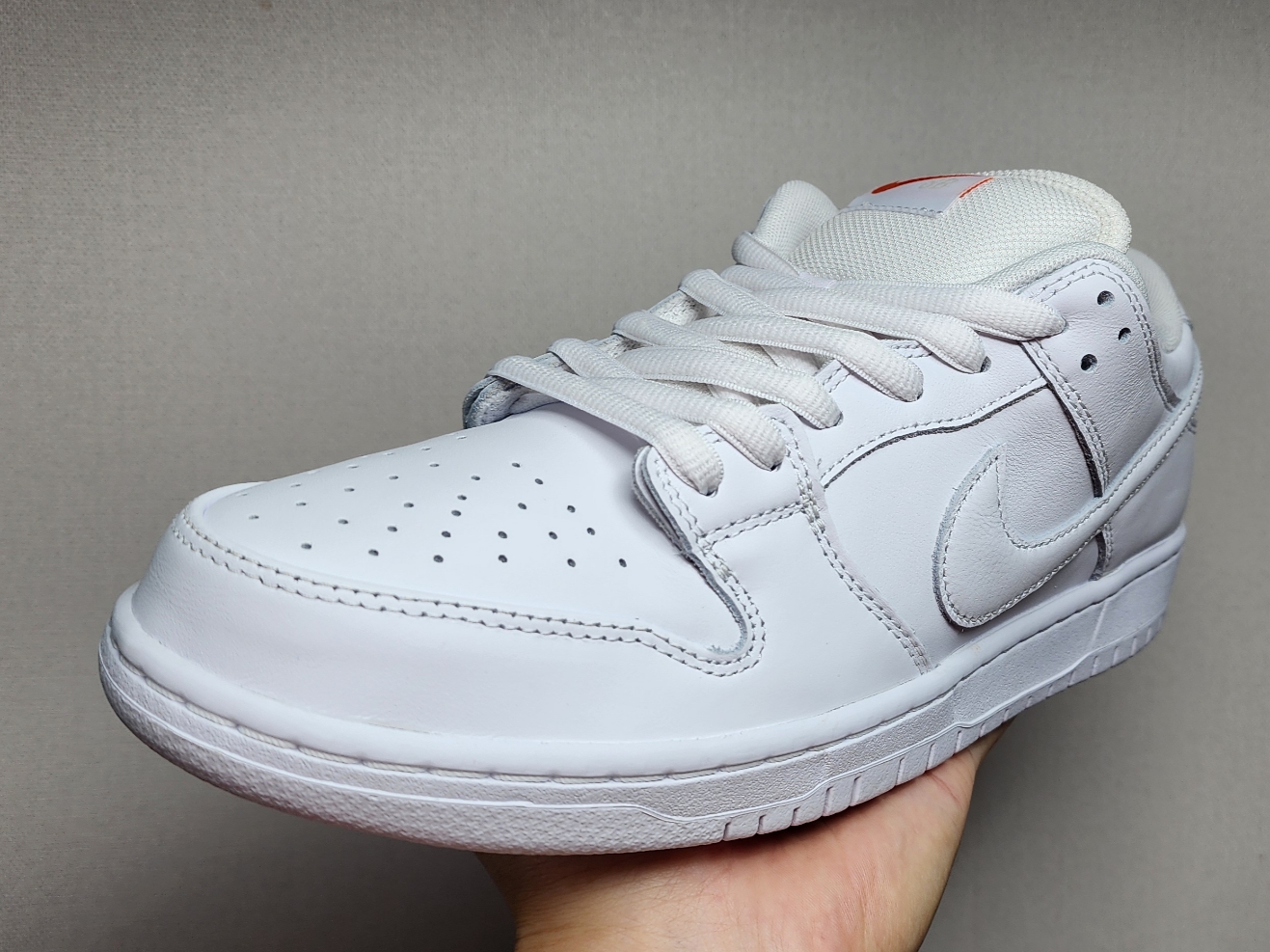 Nike SB Dunk Low Pro Triple White 착용 스타일