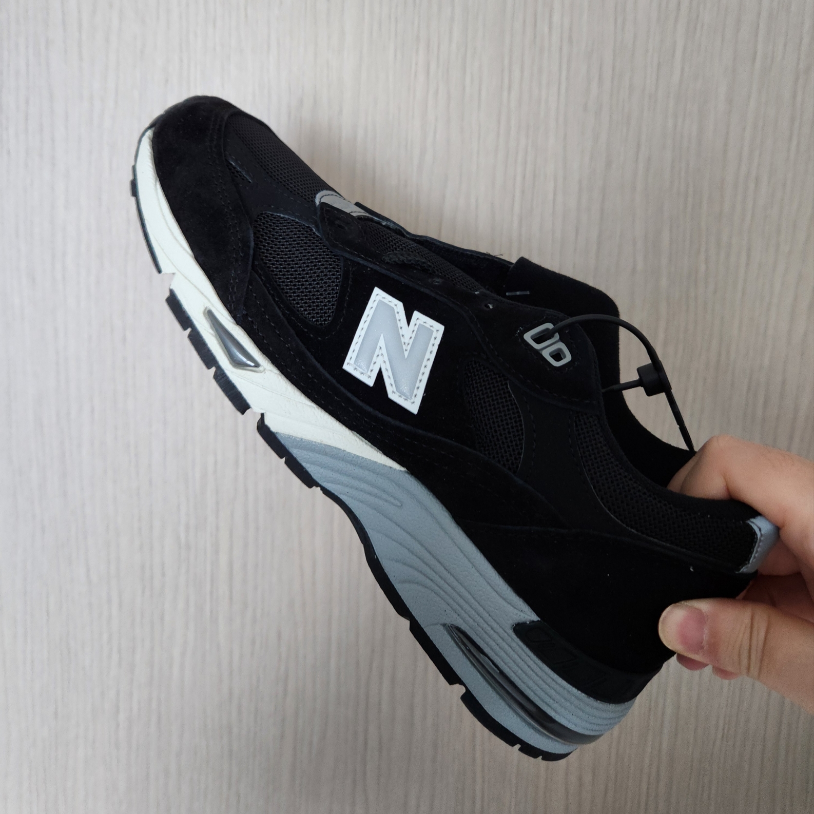 (W) New Balance 991 Made in UK Black Silver 착용 스타일