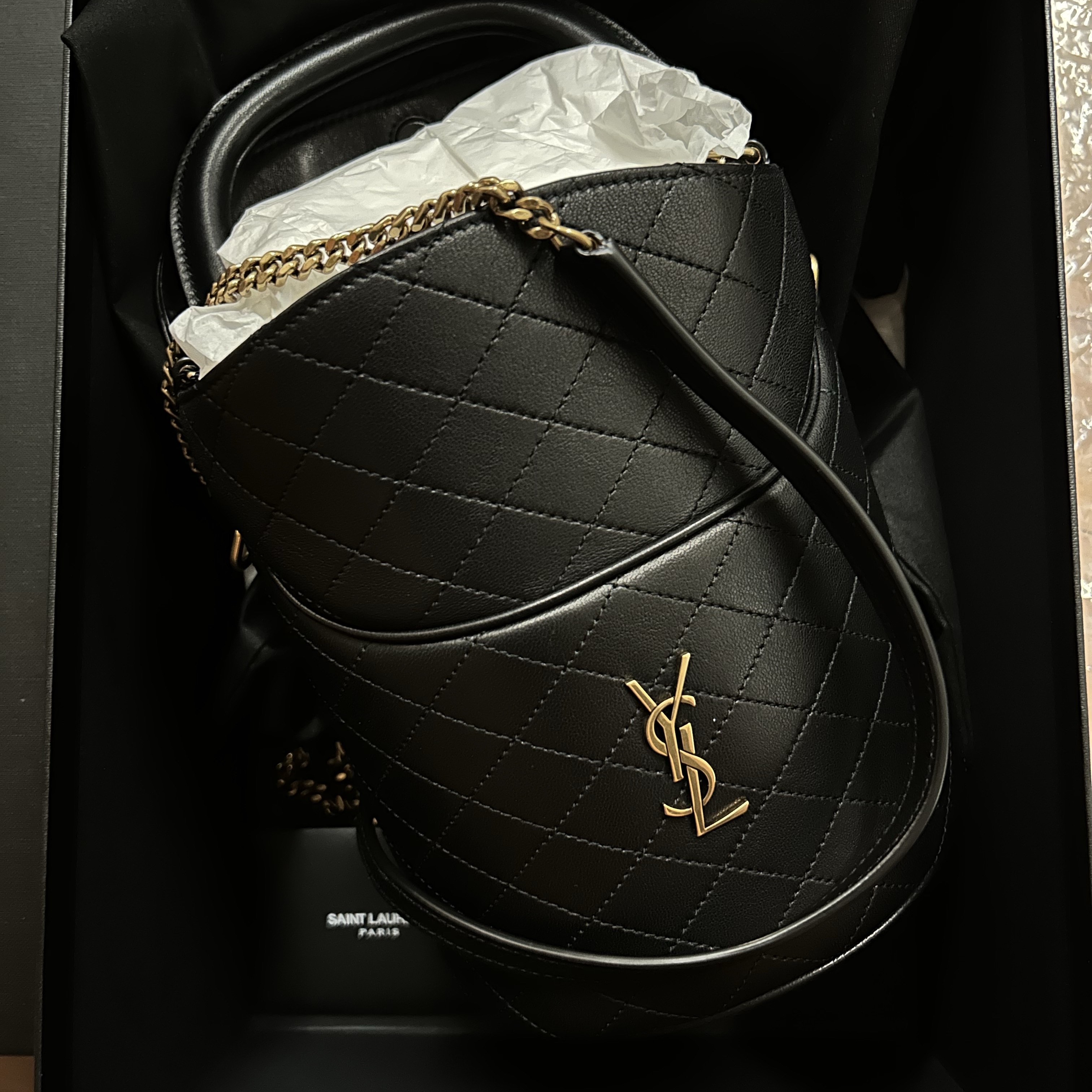 Saint Laurent Gaby Bucket Bag In Lambskin Black 착용 스타일
