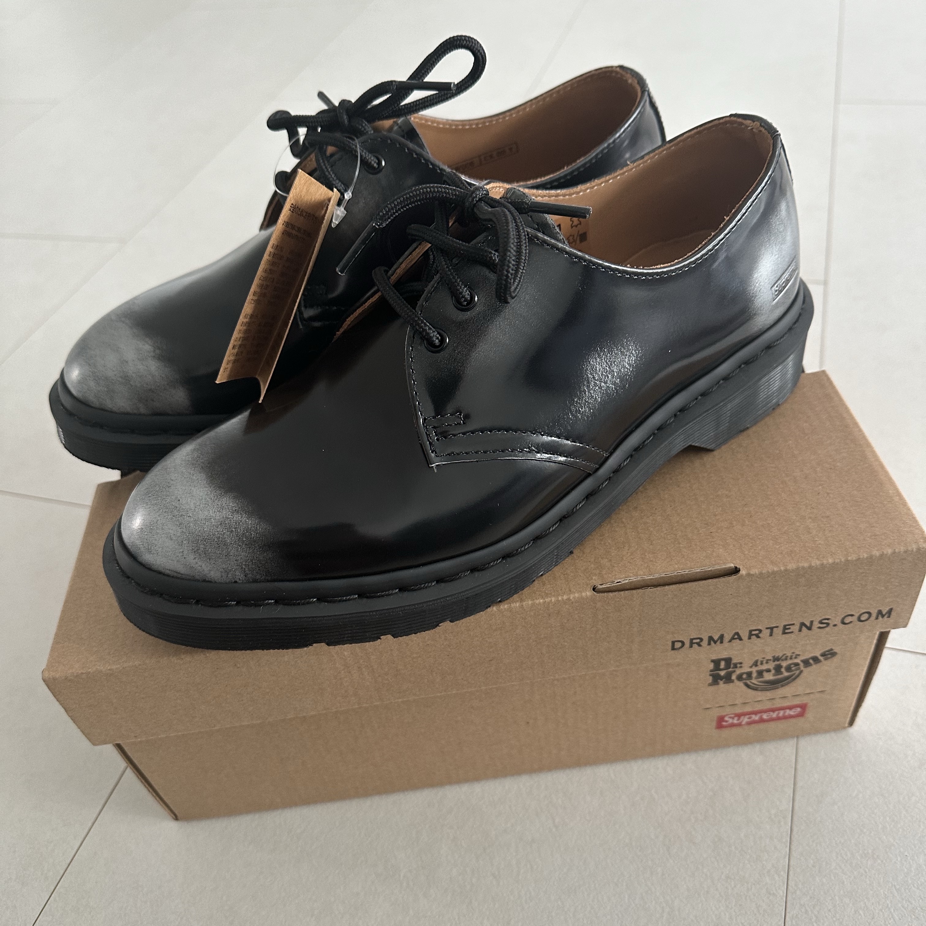 Dr. Martens x Supreme 1461 Gray Silver 착용 스타일 - 3