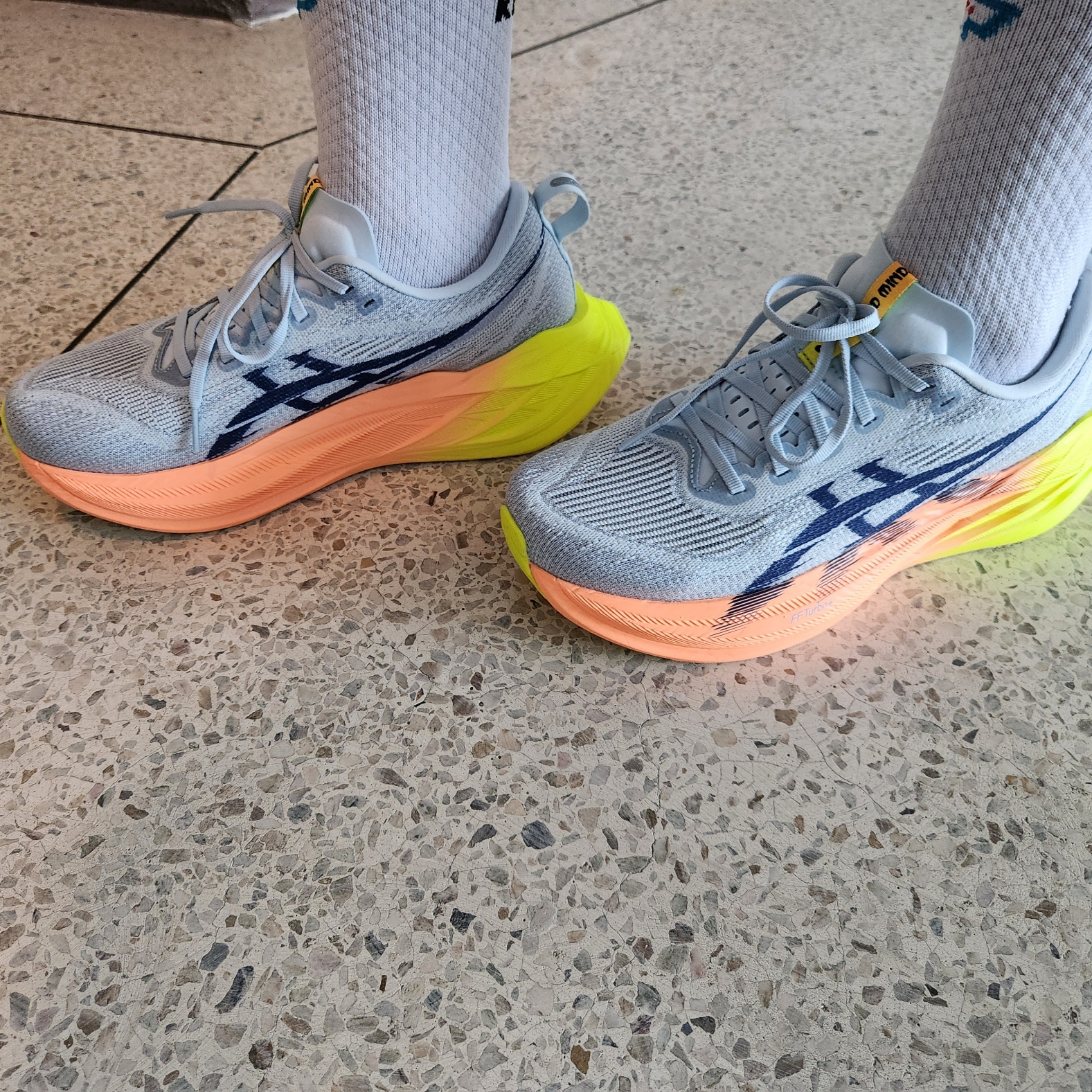 Asics Superblast 2 Paris Cool Grey Safety Yellow 착용 스타일