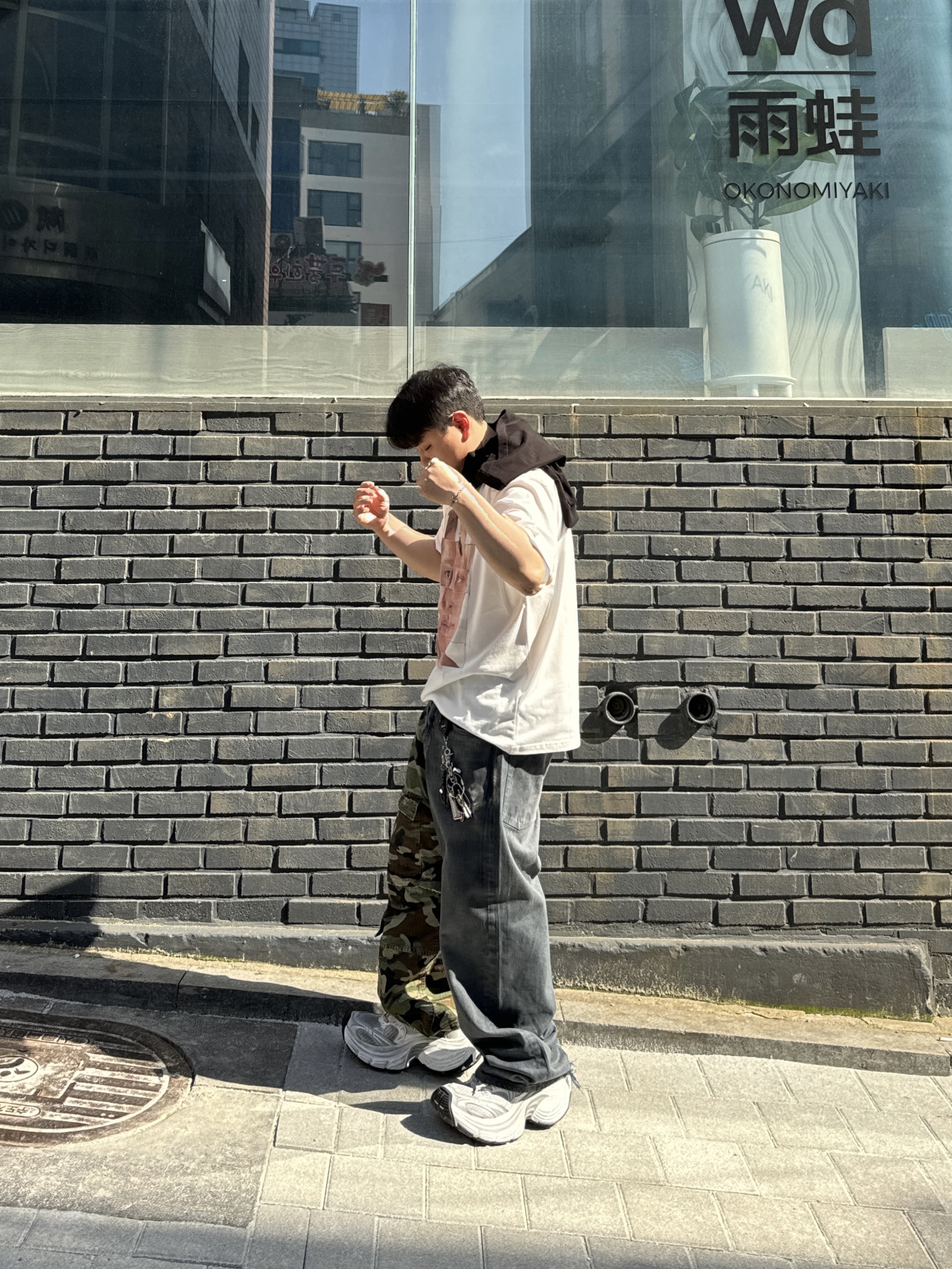 Balenciaga 10XL Sneakers White Grey Silver Black, Balenciaga Dark Camo Hybrid Baggy Pants Dark Blue 착용 스타일