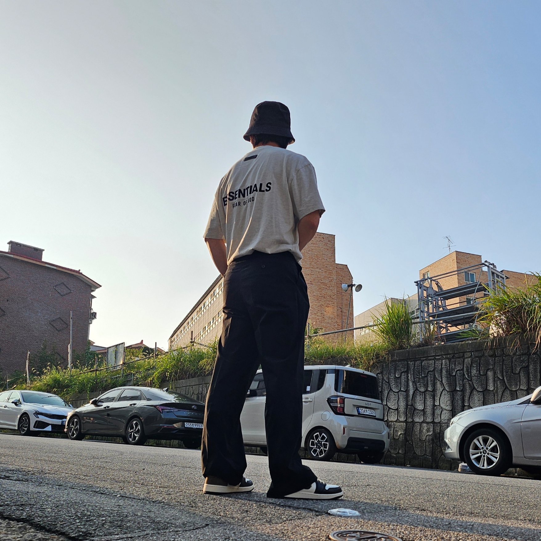Jordan 1 Retro Low OG Mocha, Essentials The Core Collection T-Shirt Light Oatmeal 착용 스타일 - 2