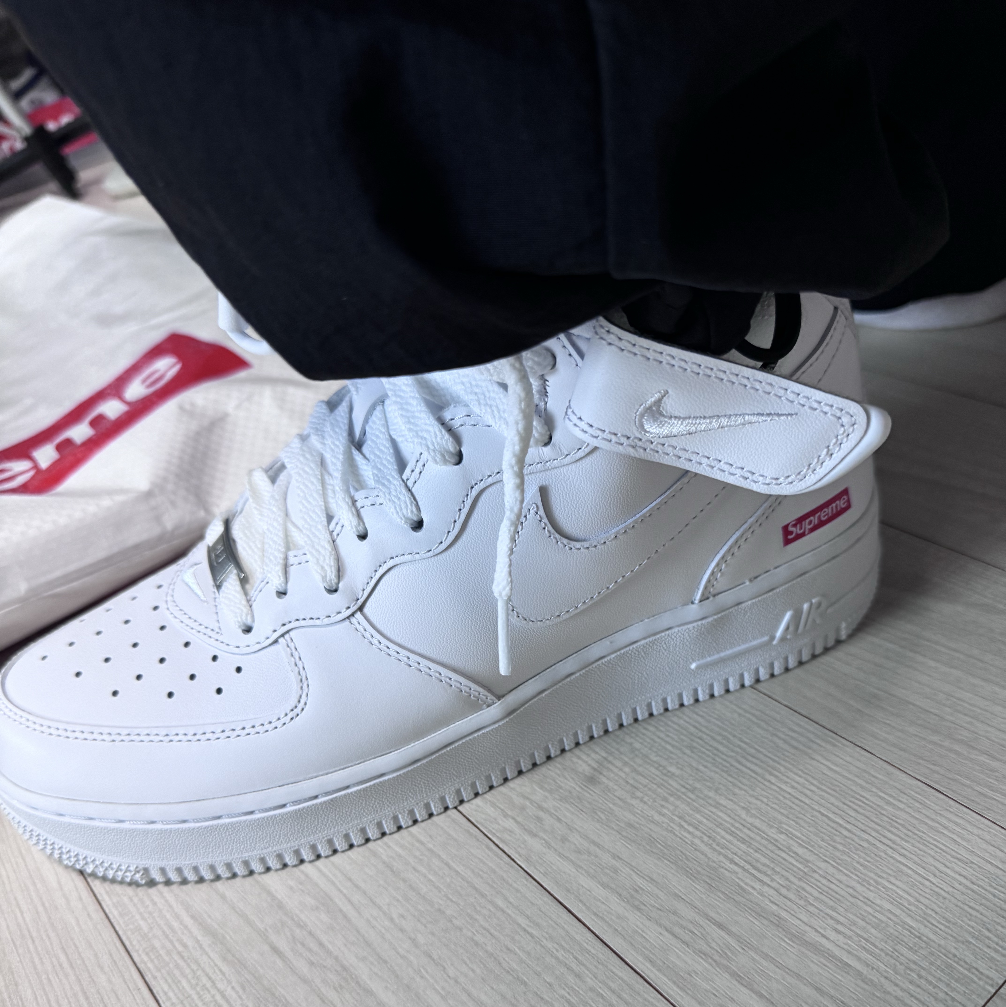 Nike x Supreme Air Force 1 Mid White 착용 스타일
