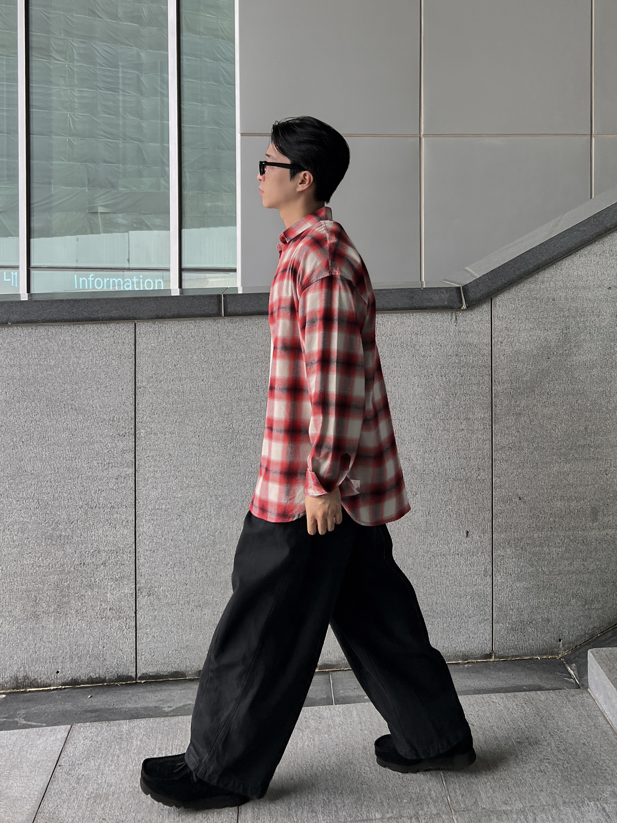 Clarks Wallabee Black Suede, Clarks Wallabee Gore-Tex Black Suede 착용 스타일 - 1