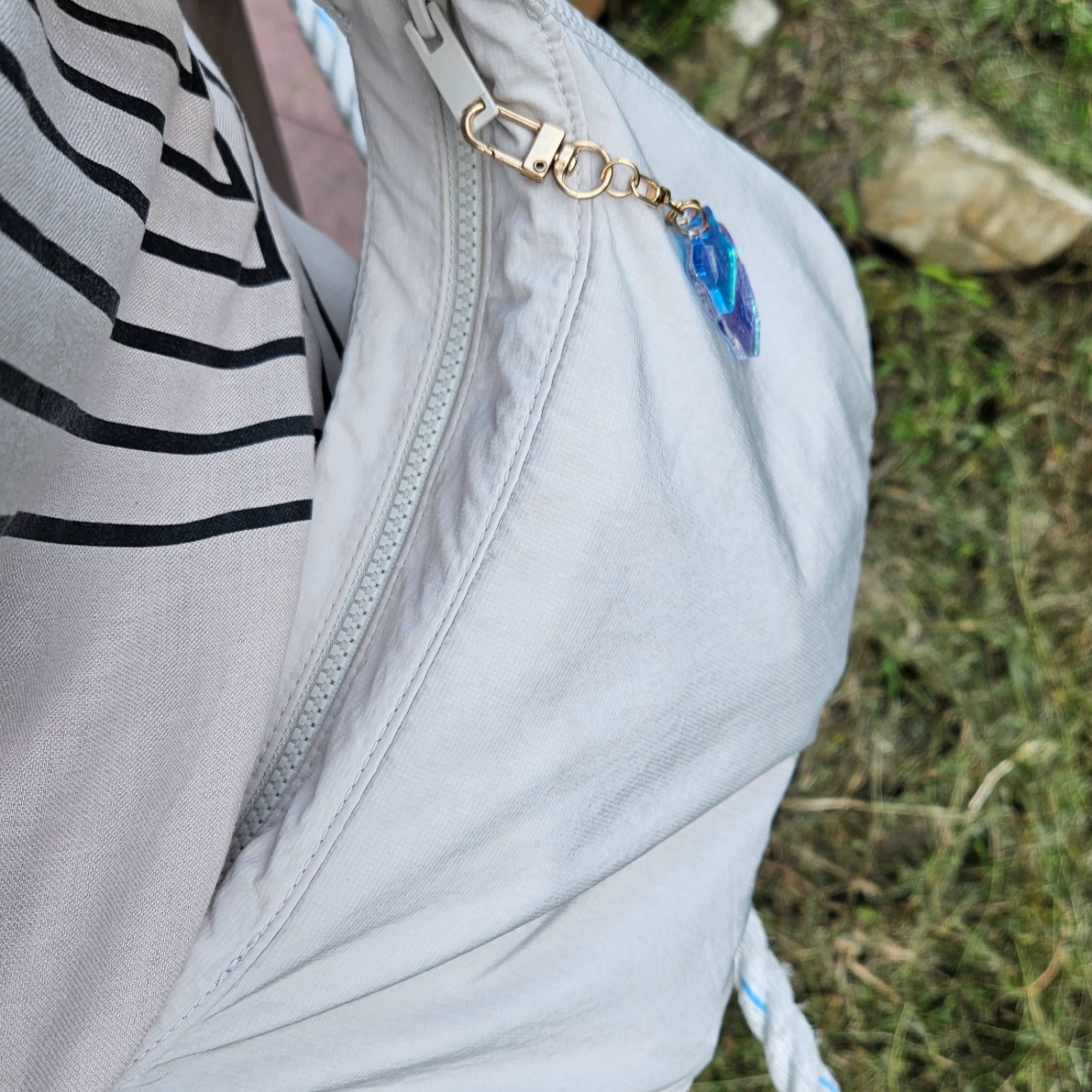 COS Nylon Crossbody Saddle Bag Light Grey Stone 착용 스타일 - 9