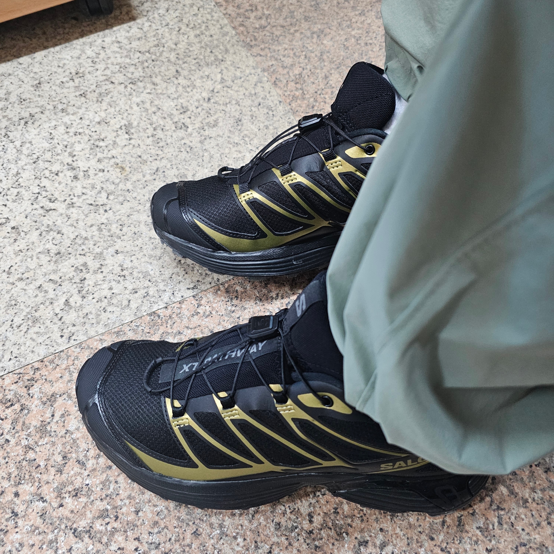 Salomon XT-Pathway Black Gold 착용 스타일
