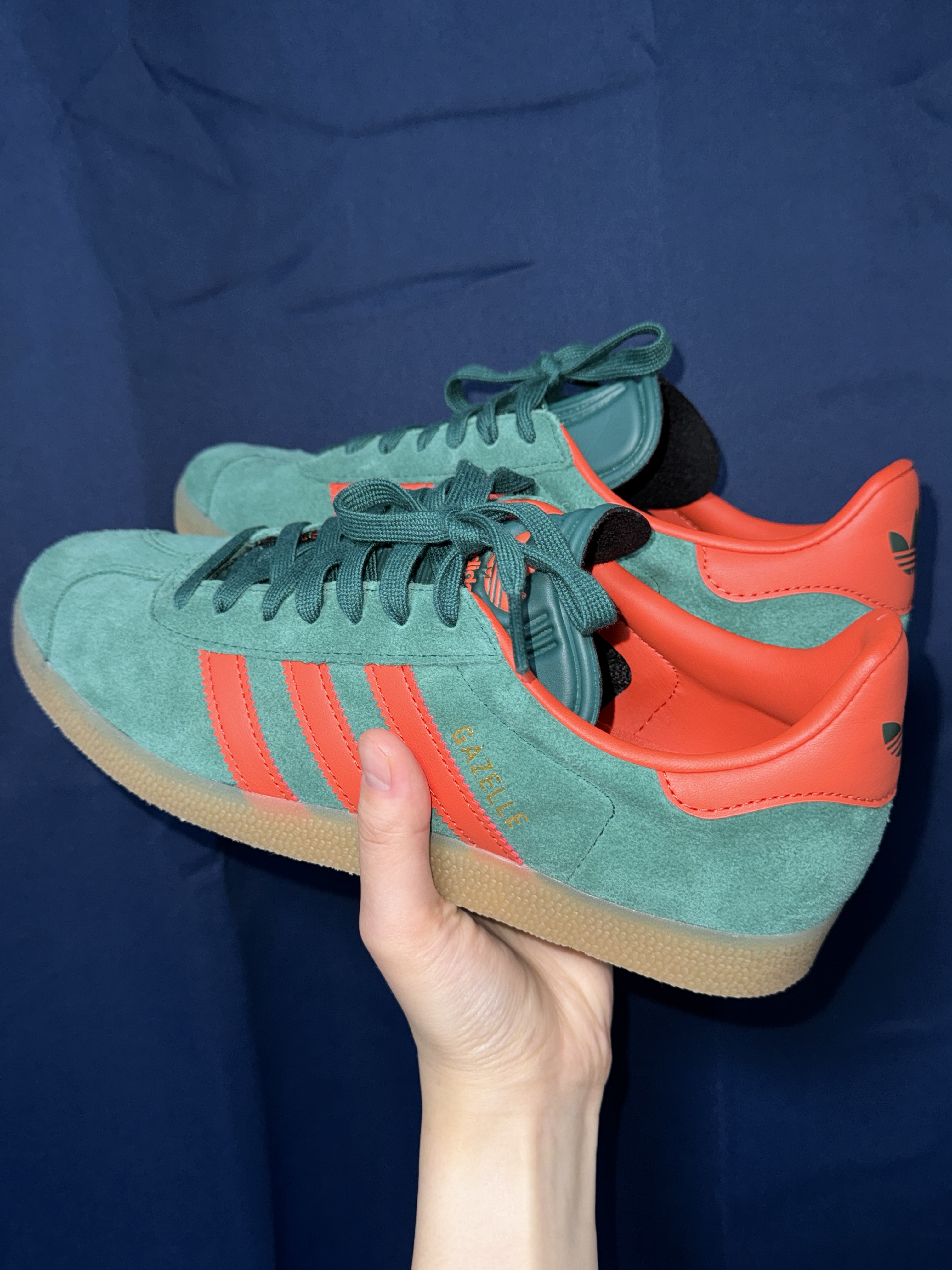 Adidas Gazelle Collegiate Green Preloved Red 착용 스타일 - 1