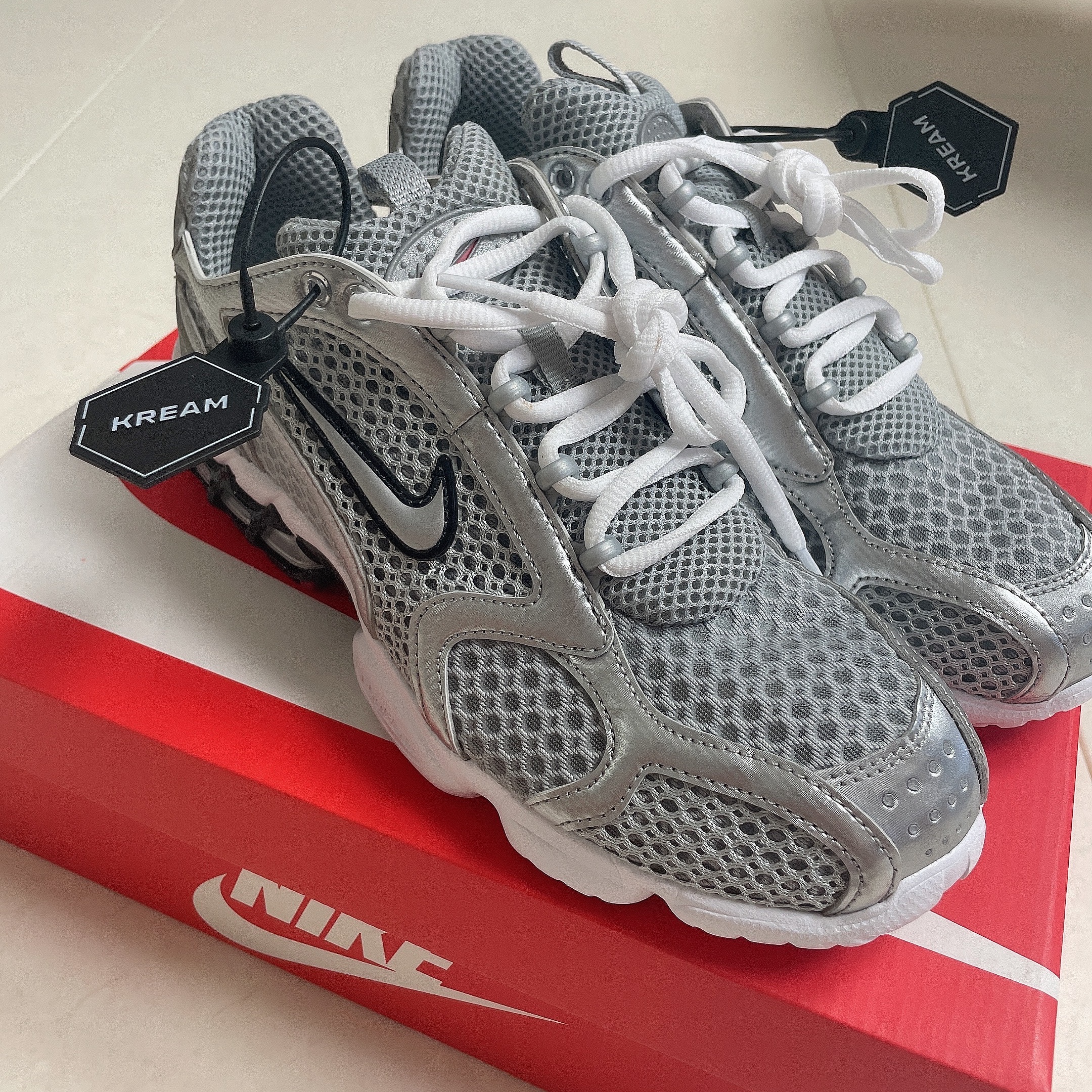Nike Air Zoom Spiridon Cage 2 Metallic Silver 착용 스타일 - 2