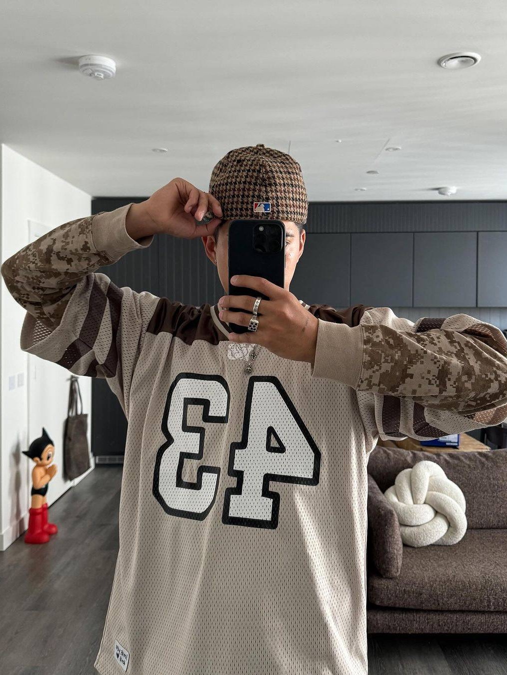 Palace Mesh Jersey Black - 24FW, Thisisneverthat Mesh Football Jersey Silver 착용 스타일 - 3