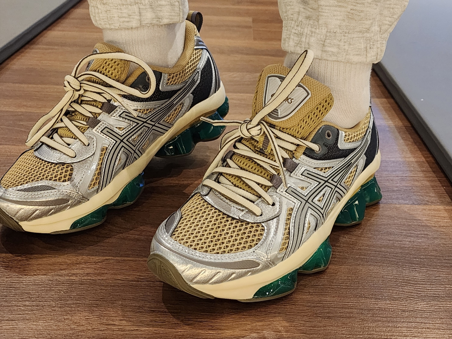 Asics Gel-Quantum Kinetic Khaki Beige Pure Silver 착용 스타일 - 3