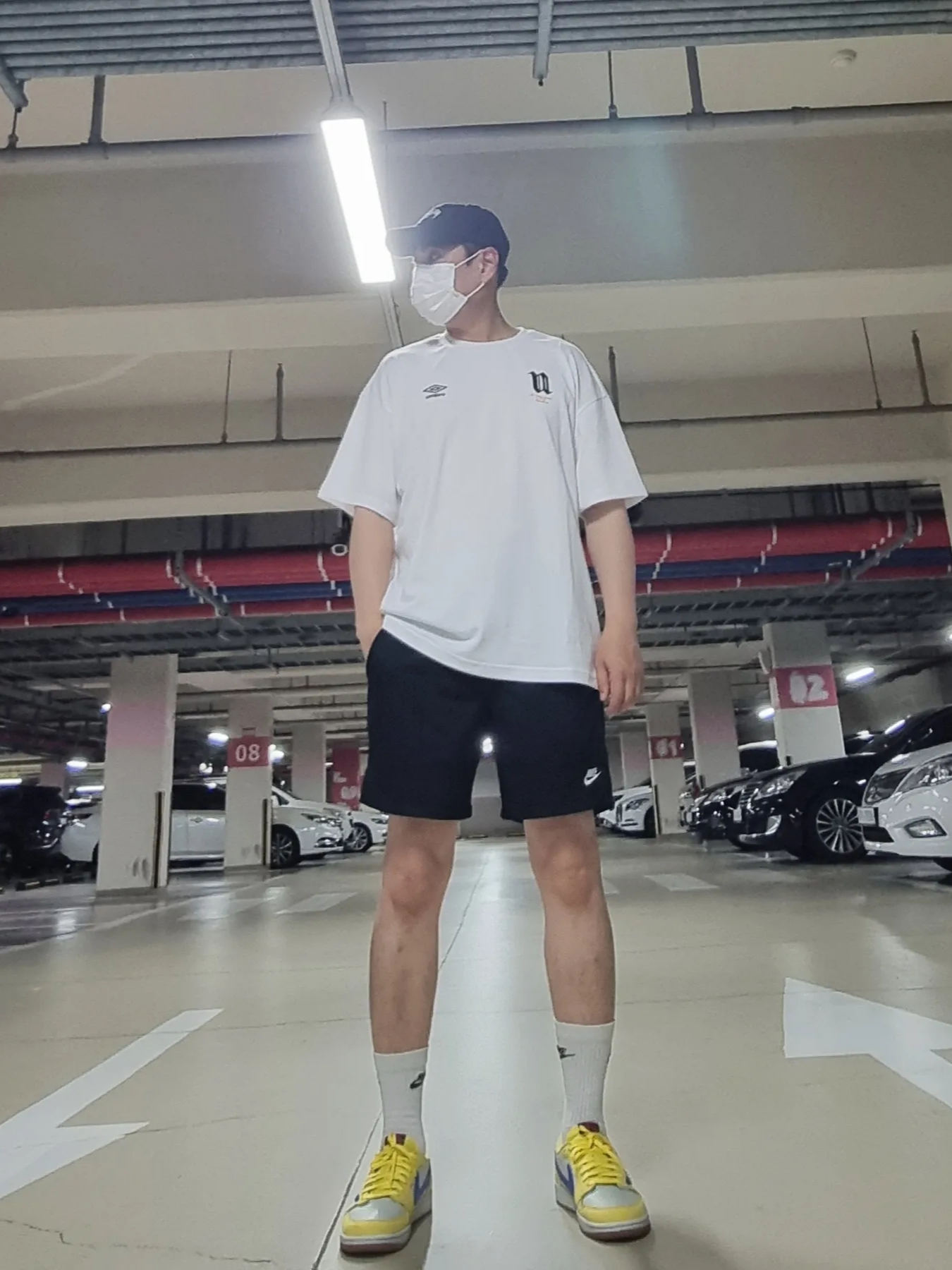 (W) Jordan 1 x Travis Scott Retro Low OG SP Canary, Nike NSW Everyday Essential Crew Socks White (3 Pack/Korean Ver.) 착용 스타일 - 2