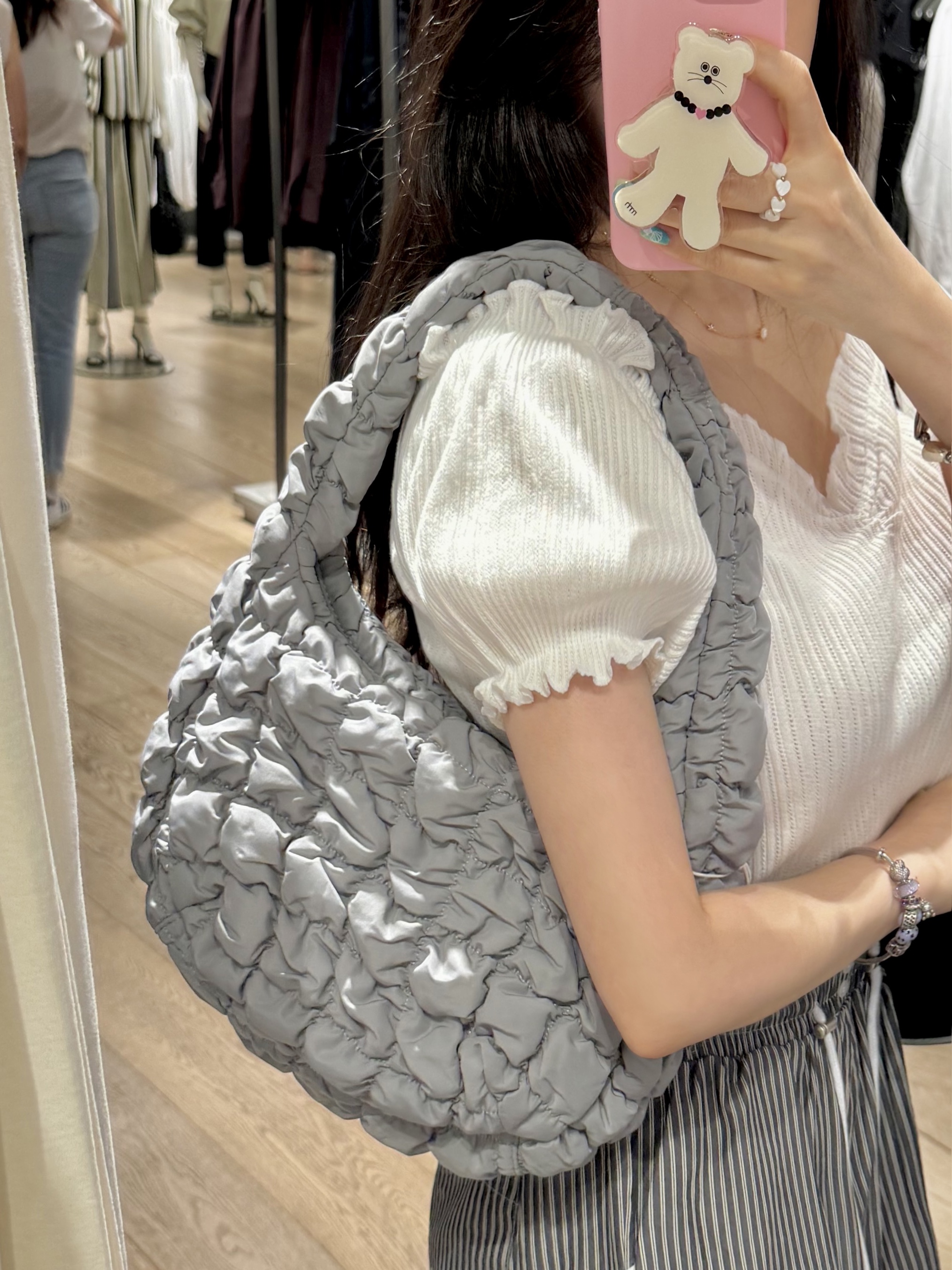 COS Quilted Mini Bag Grey 착용 스타일 - 1