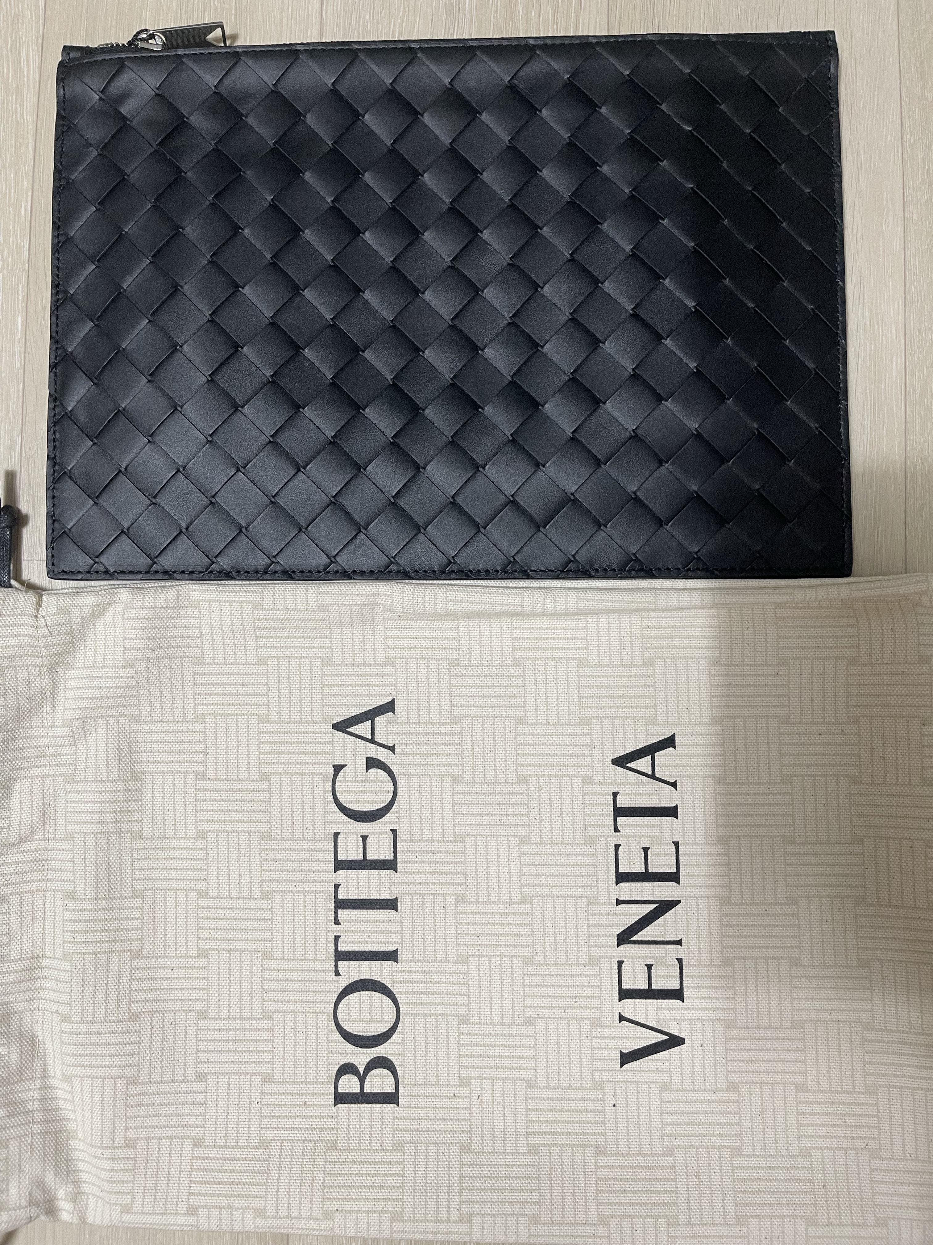 Bottega Veneta Large Pouch Black 착용 스타일