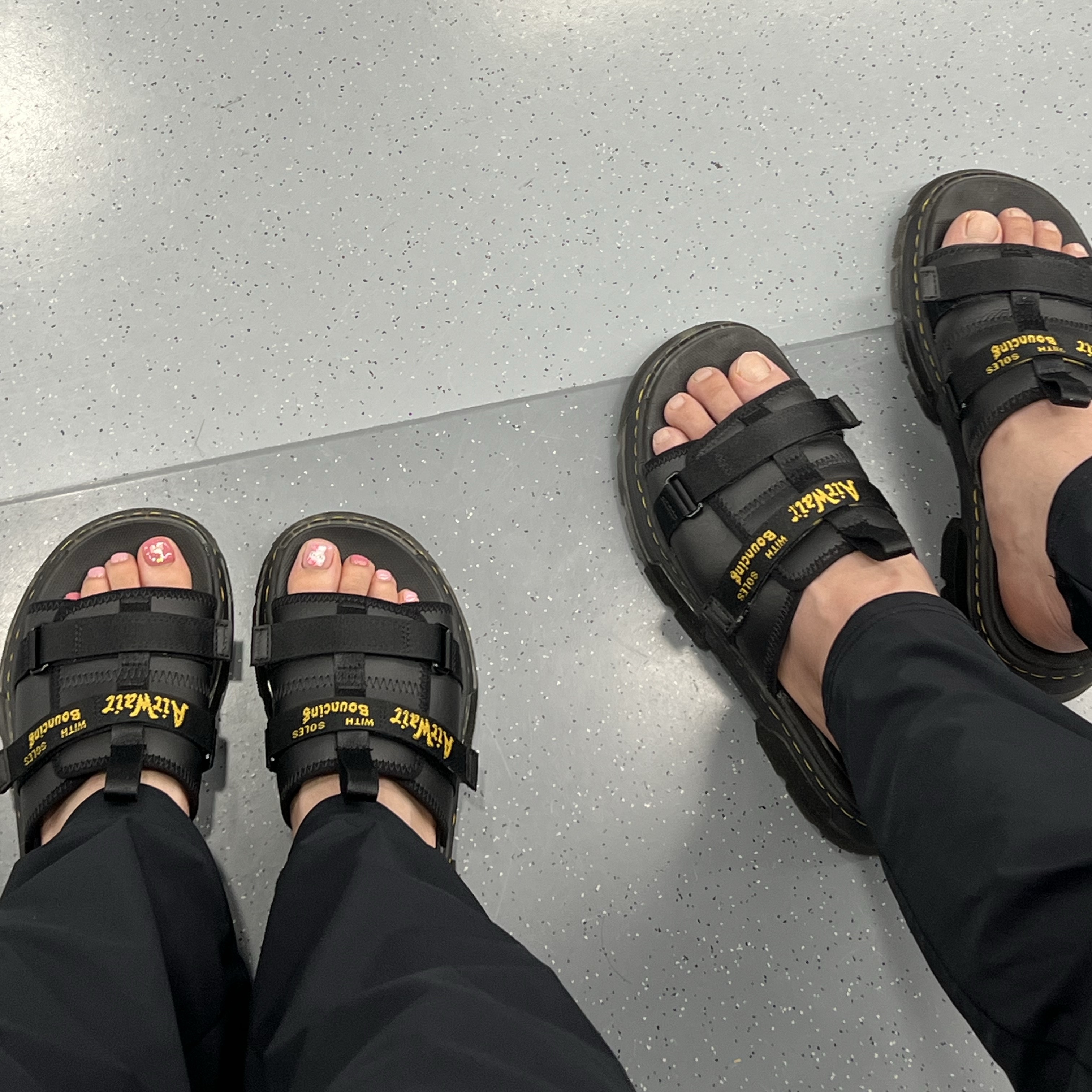 Dr. Martens Ayce Logo Milled Leather Strap Platform Slides Black 착용 스타일