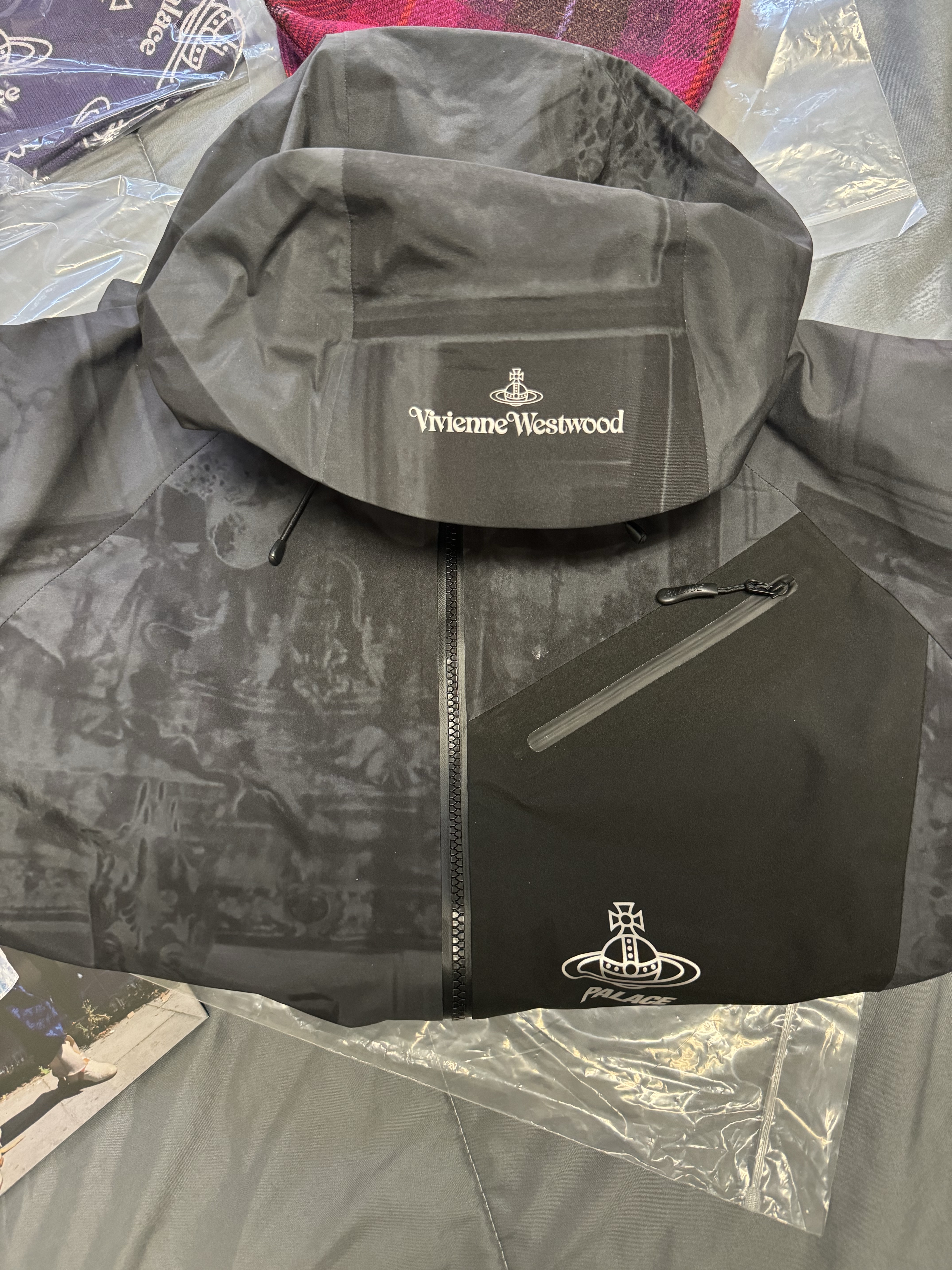 Palace x Vivienne Westwood Gore-Tex Jacket Mono Print - 24FW 착용 스타일 - 2