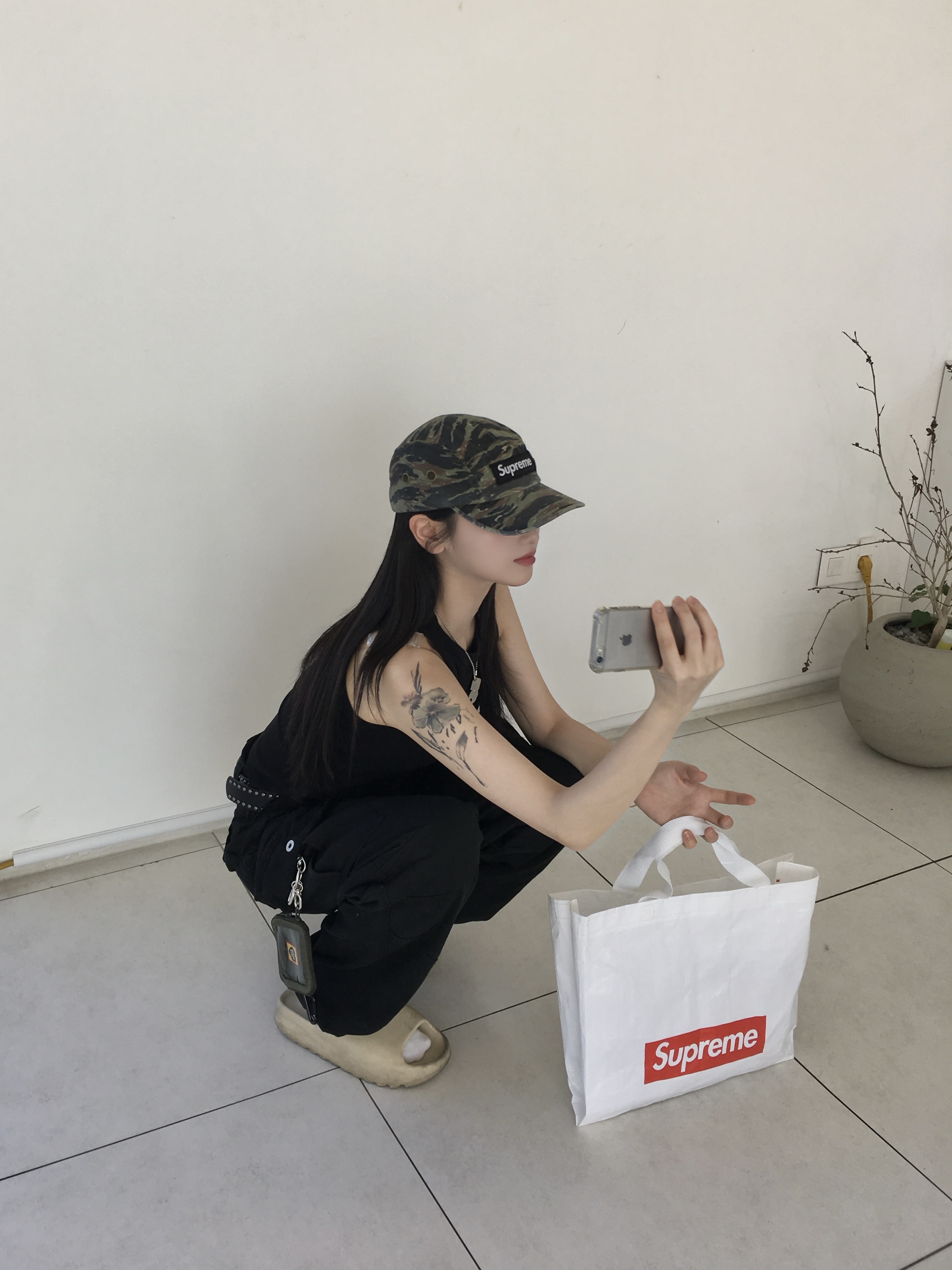 Adidas Yeezy Slide Bone 2022/2023, Supreme Military Camp Cap Olive Tiger Camo - 24SS 착용 스타일