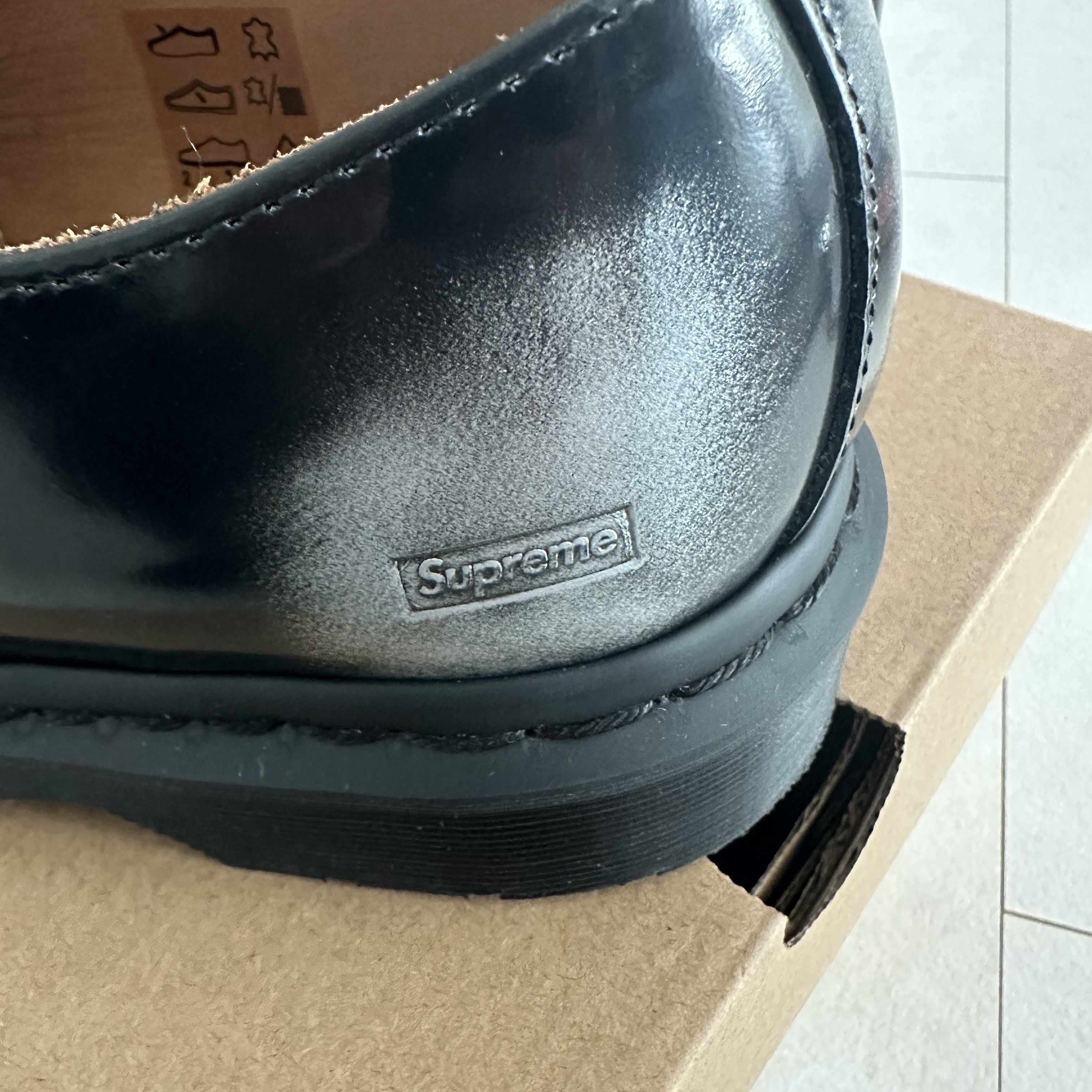 Dr. Martens x Supreme 1461 Gray Silver 착용 스타일 - 2