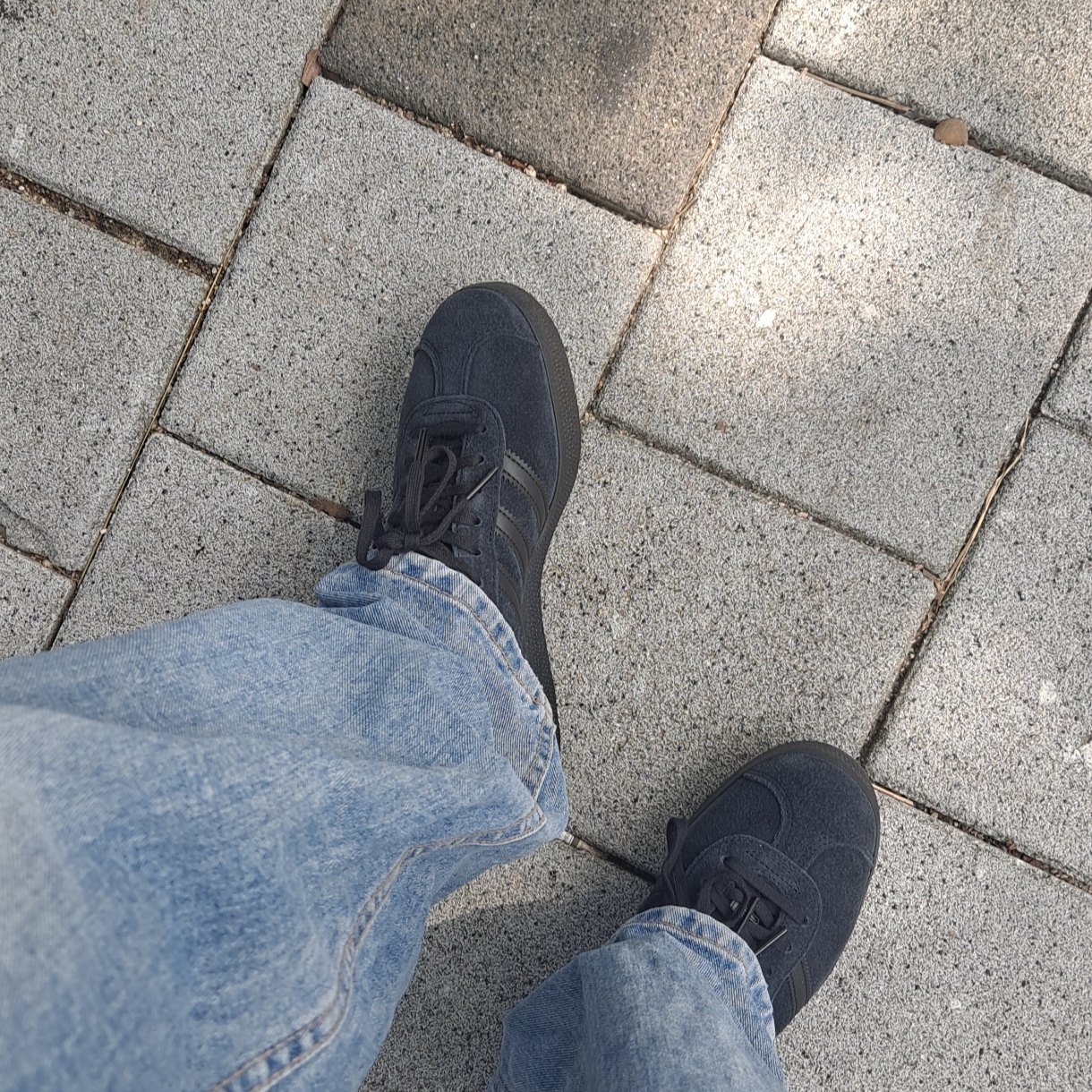 Adidas Gazelle Triple Black 착용 스타일