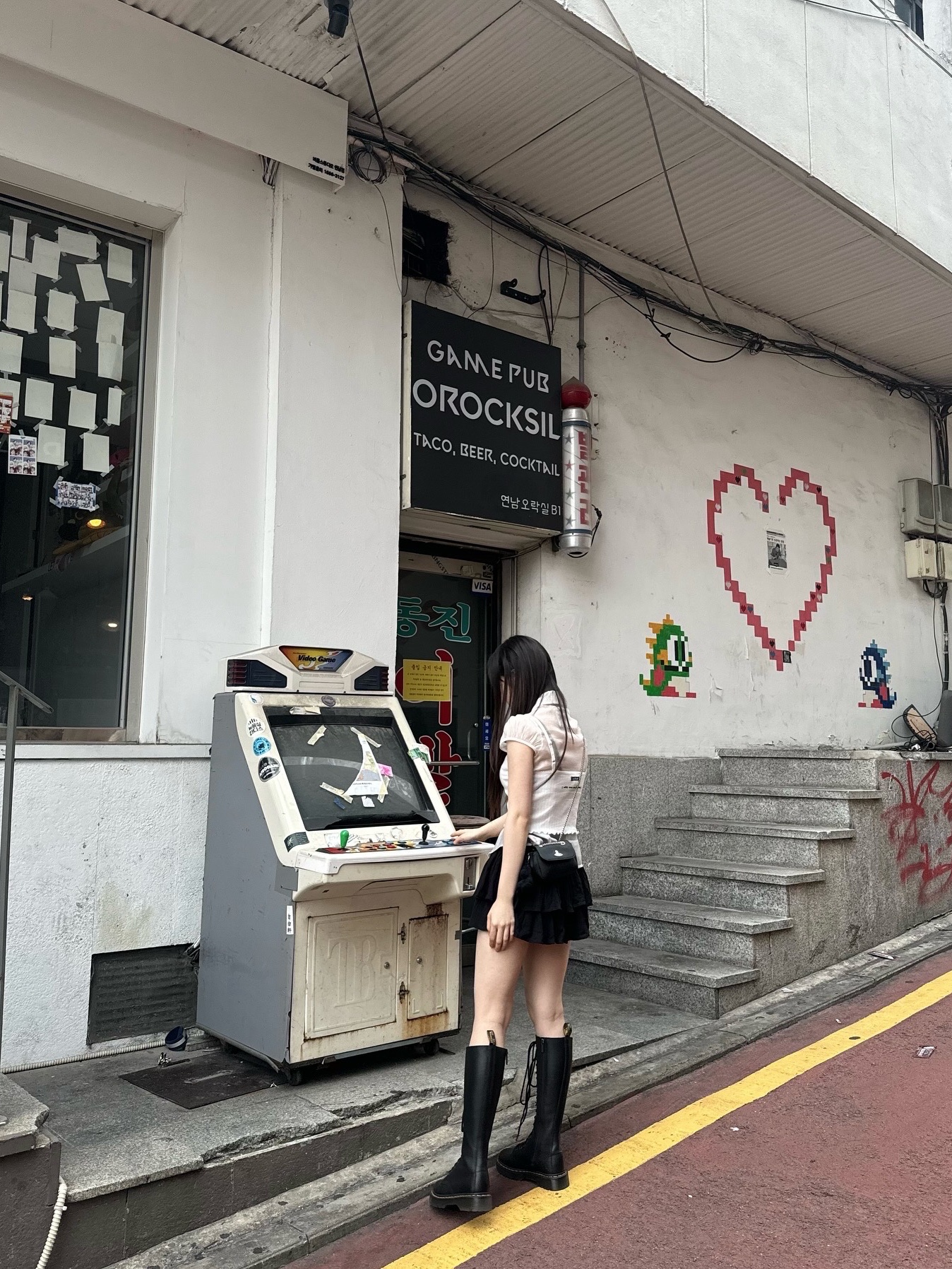 (W) Dr. Martens 1B60 Bex Boots Black, Vivienne Westwood Saffiano Biogreen Small Purse Cross Bag Black 착용 스타일 - 8