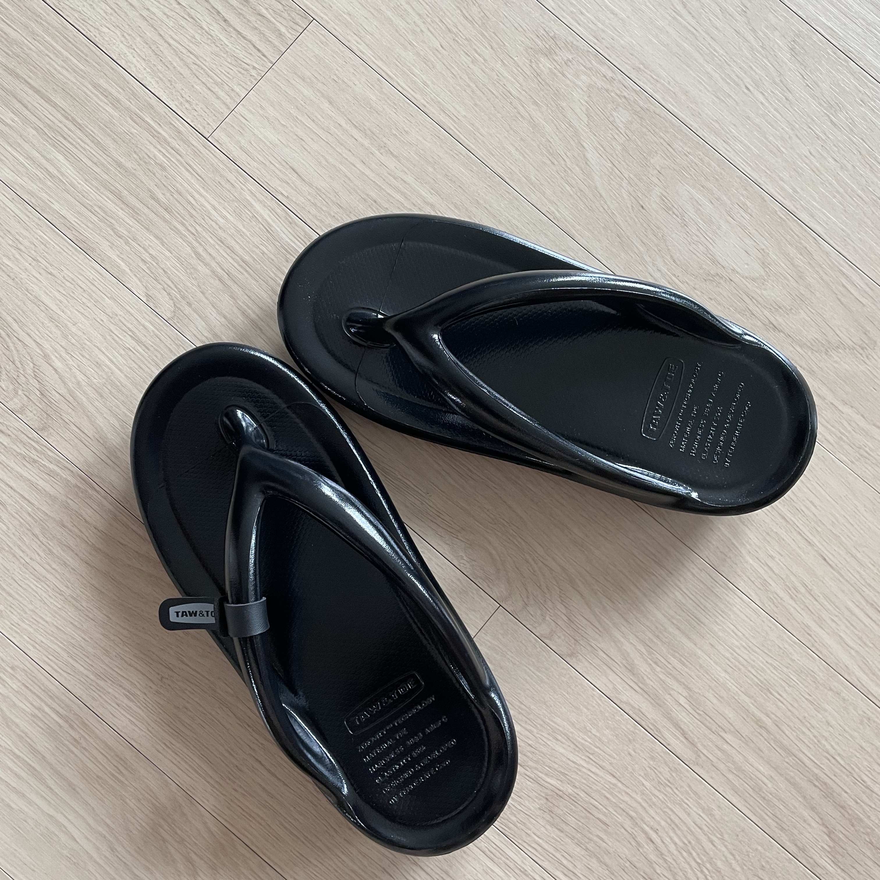 Taw&Toe Flip Flop Zerovity OG Glossy Black 착용 스타일 - 3