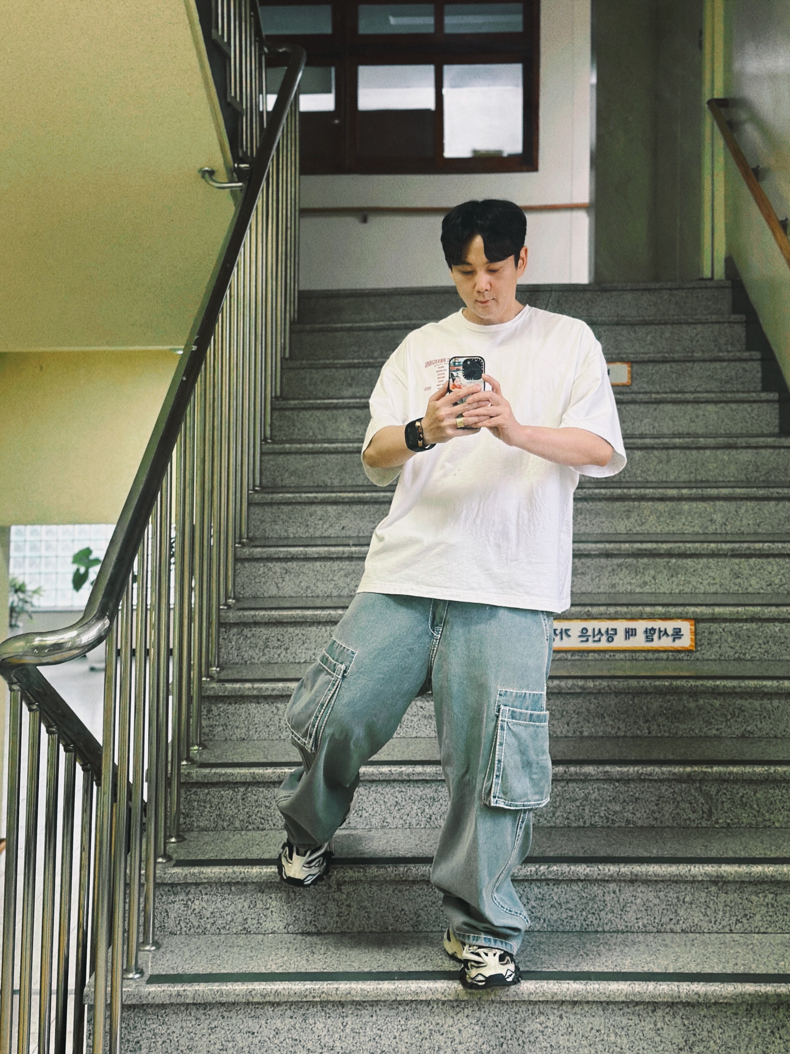 True Religion TR World Tour T-Shirt White, True Religion Classic Cargo Pants Light Indigo 착용 스타일 - 1