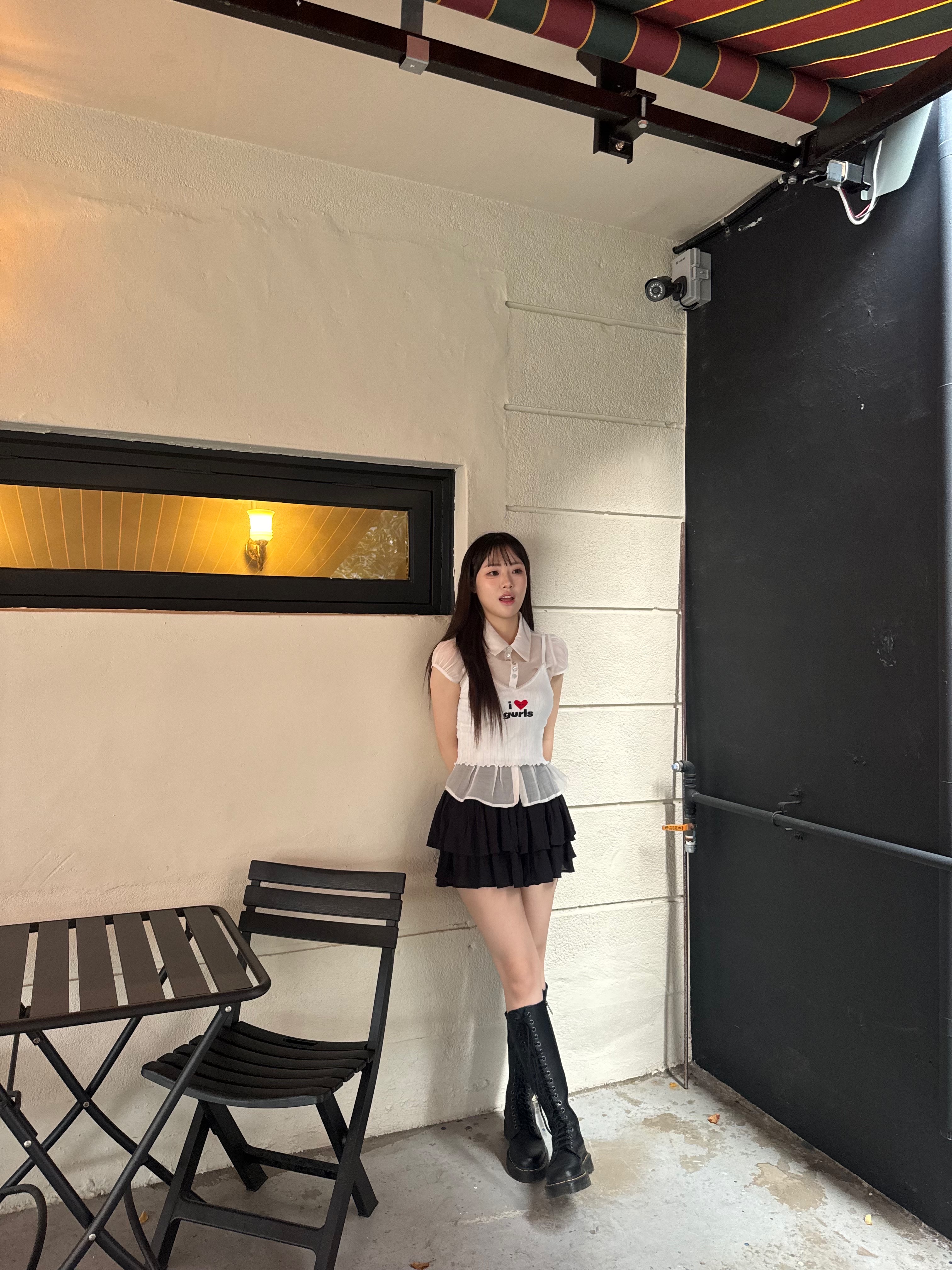 (W) Dr. Martens 1B60 Bex Boots Black, Vivienne Westwood Saffiano Biogreen Small Purse Cross Bag Black 착용 스타일 - 10