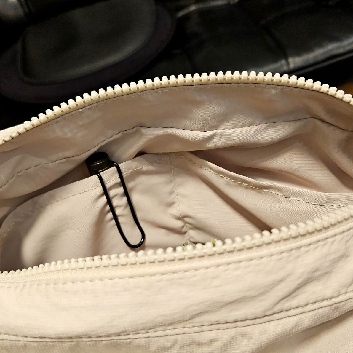 COS Nylon Crossbody Saddle Bag Light Grey Stone 착용 스타일 - 4