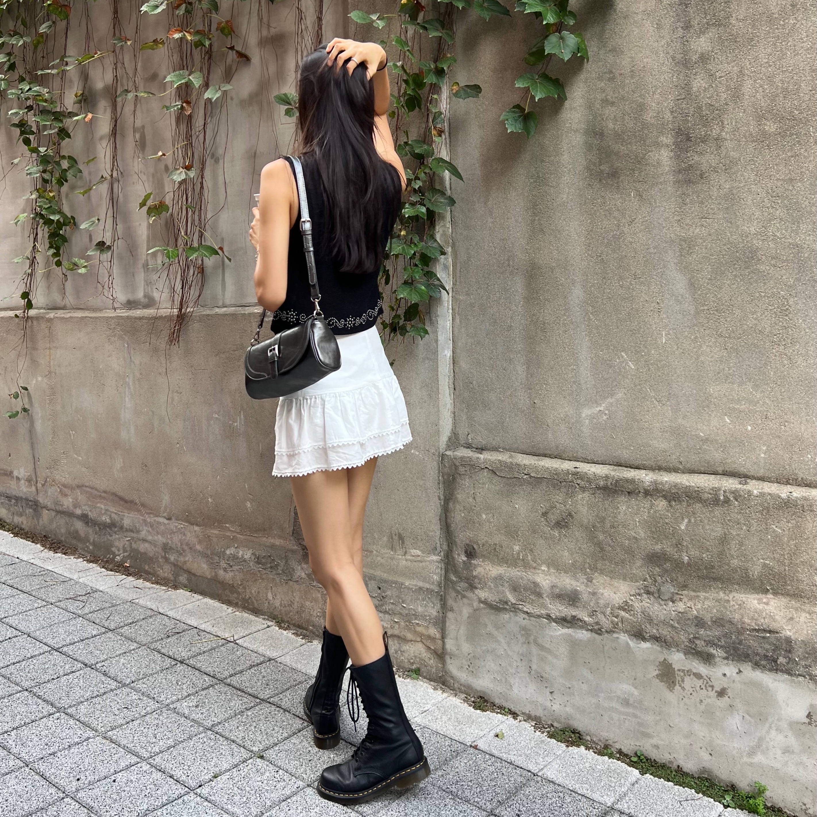 (W) Dr. Martens 1B60 Boots Black 착용 스타일 - 5
