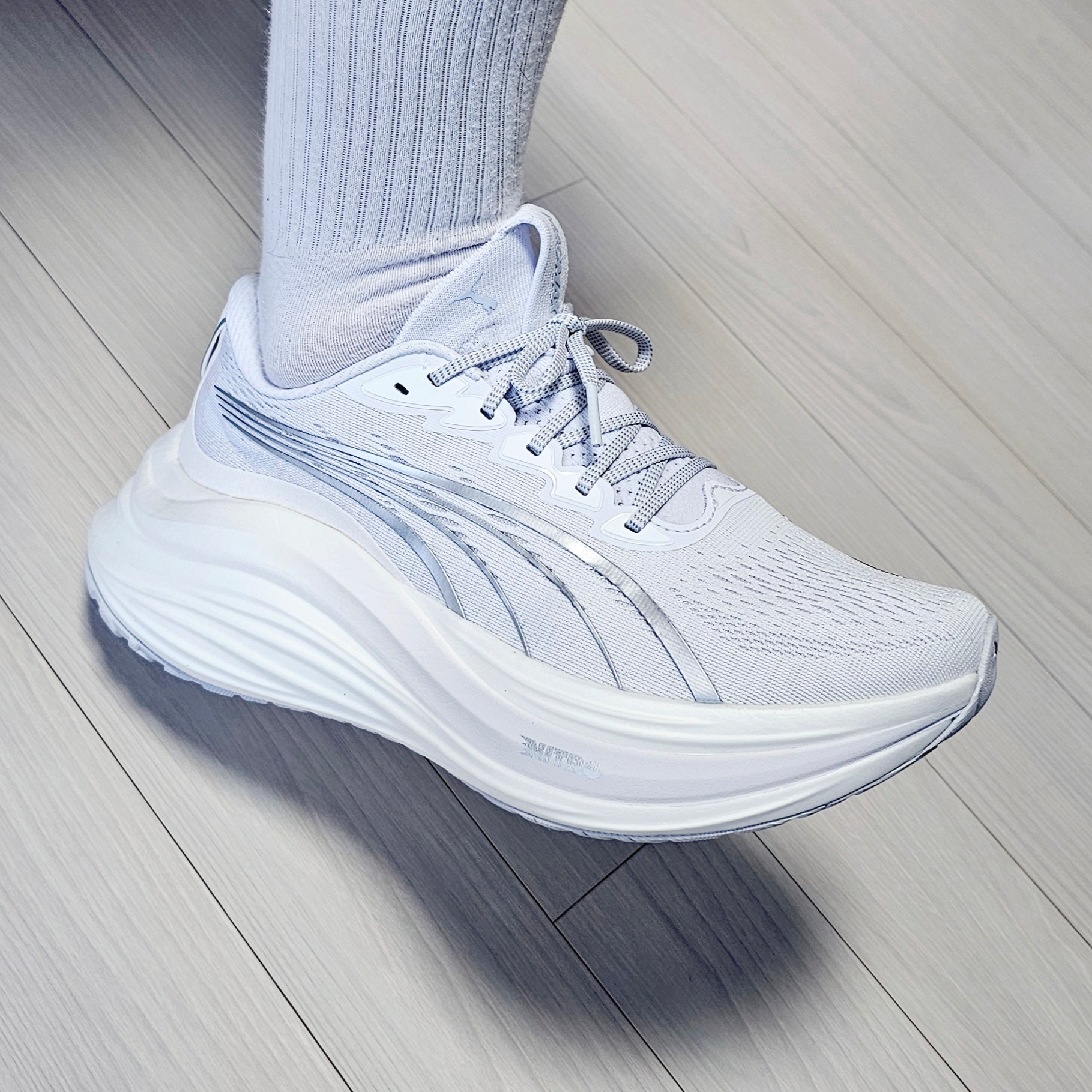 Puma Magmax Nitro White Silver 착용 스타일