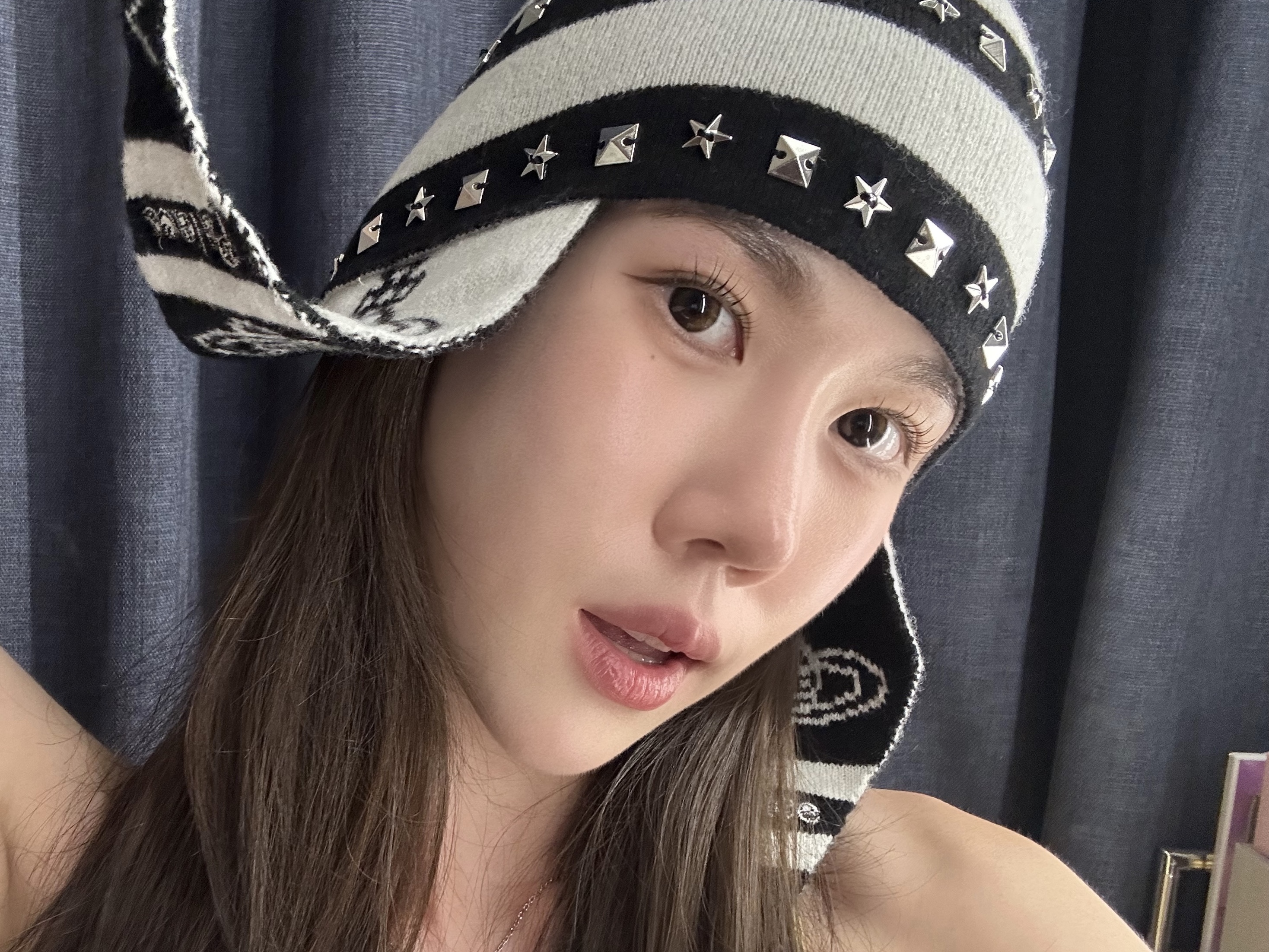 Palace x Vivienne Westwood Orb Knit Earflap Beanie Black White - 24FW 착용 스타일