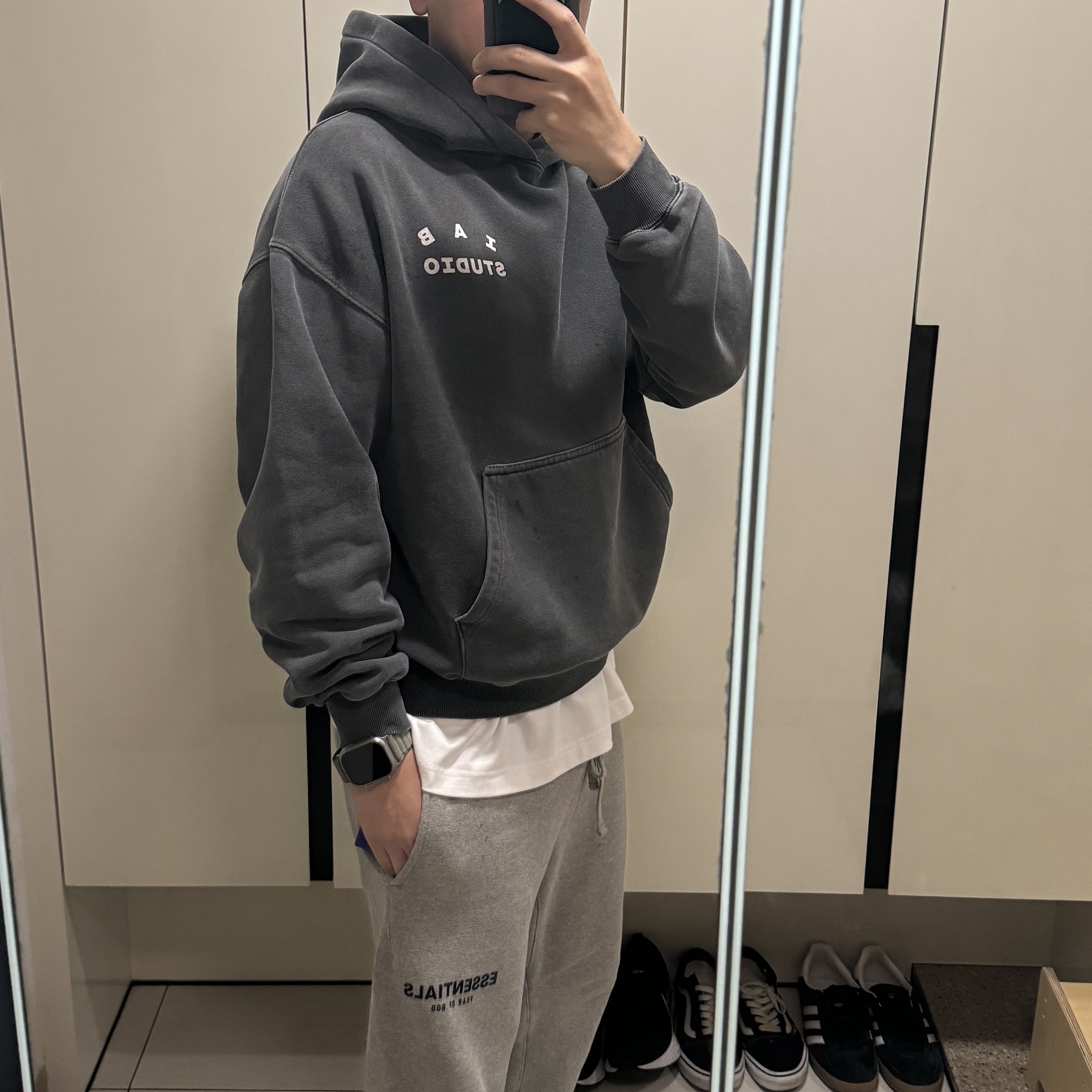 IAB Studio Pigment Hoodie Black 착용 스타일