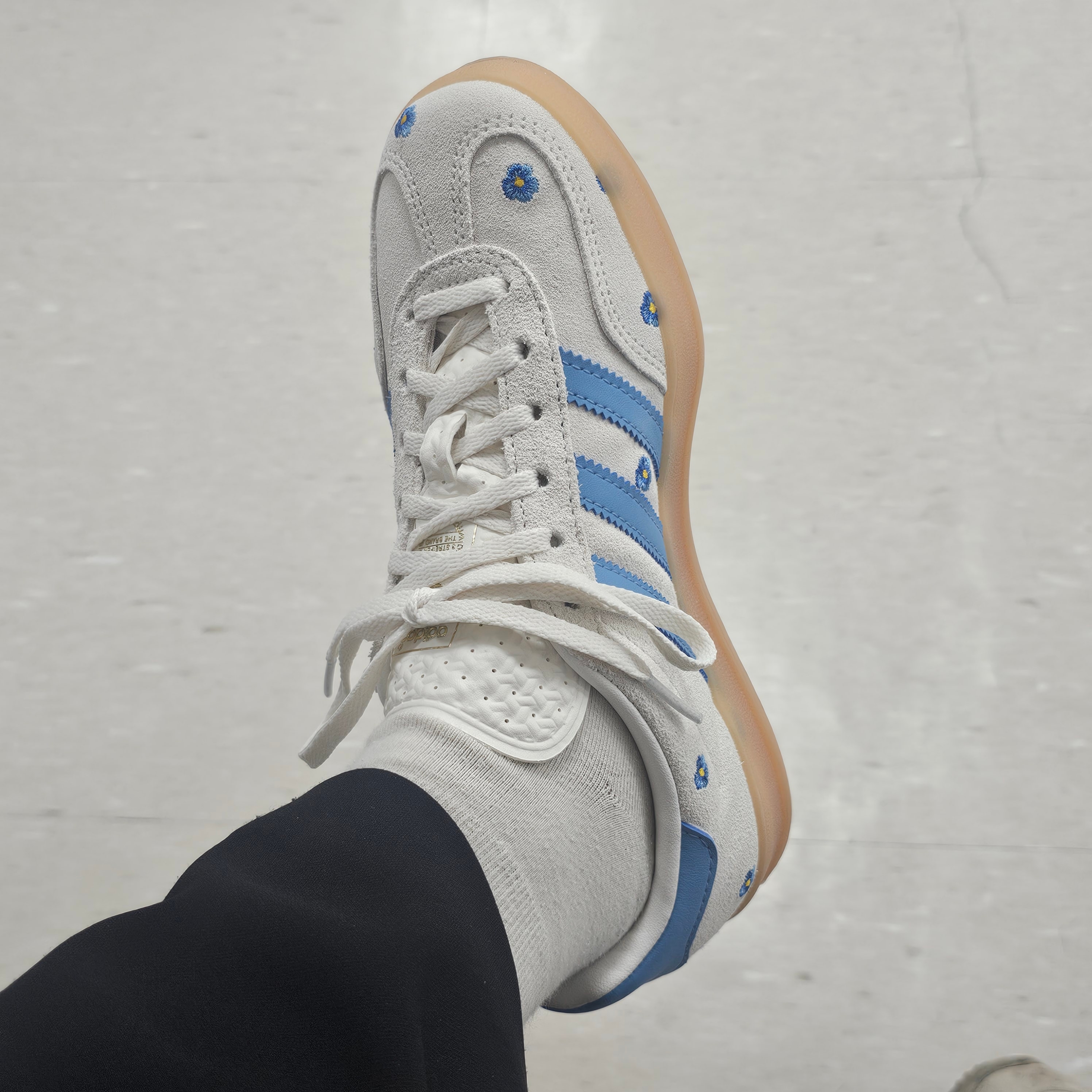 (W) Adidas Gazelle Indoor Cloud White Light Blue Gum 착용 스타일