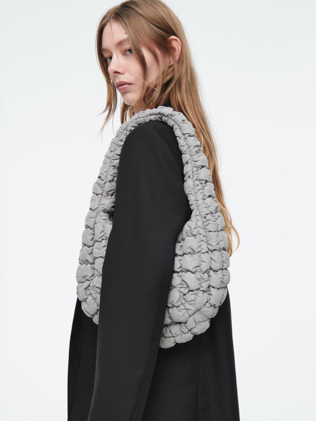 COS Quilted Mini Bag Grey 착용 스타일 - 5