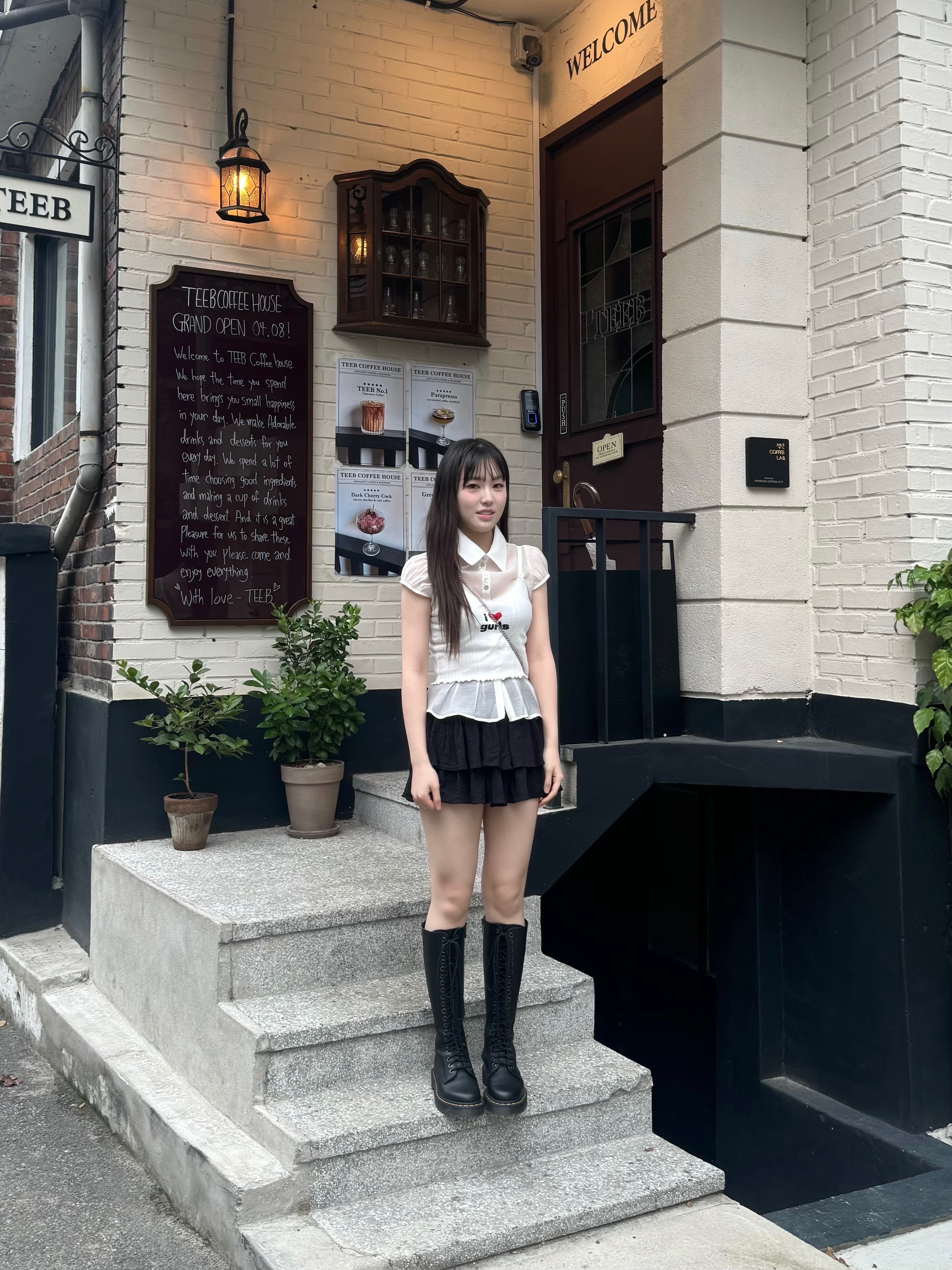 (W) Dr. Martens 1B60 Bex Boots Black, Vivienne Westwood Saffiano Biogreen Small Purse Cross Bag Black 착용 스타일 - 3