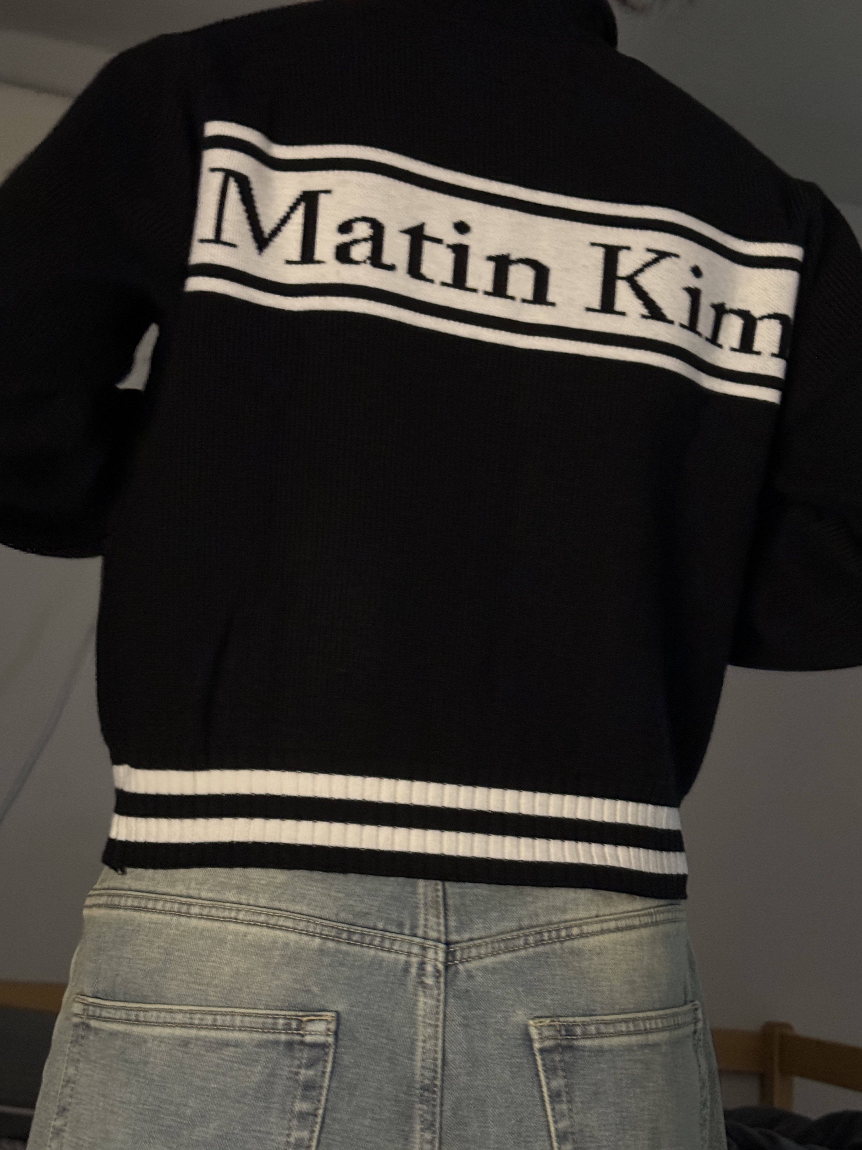 Matin Kim Spell Point Stripe Knit Cardigan Black 착용 스타일 - 1
