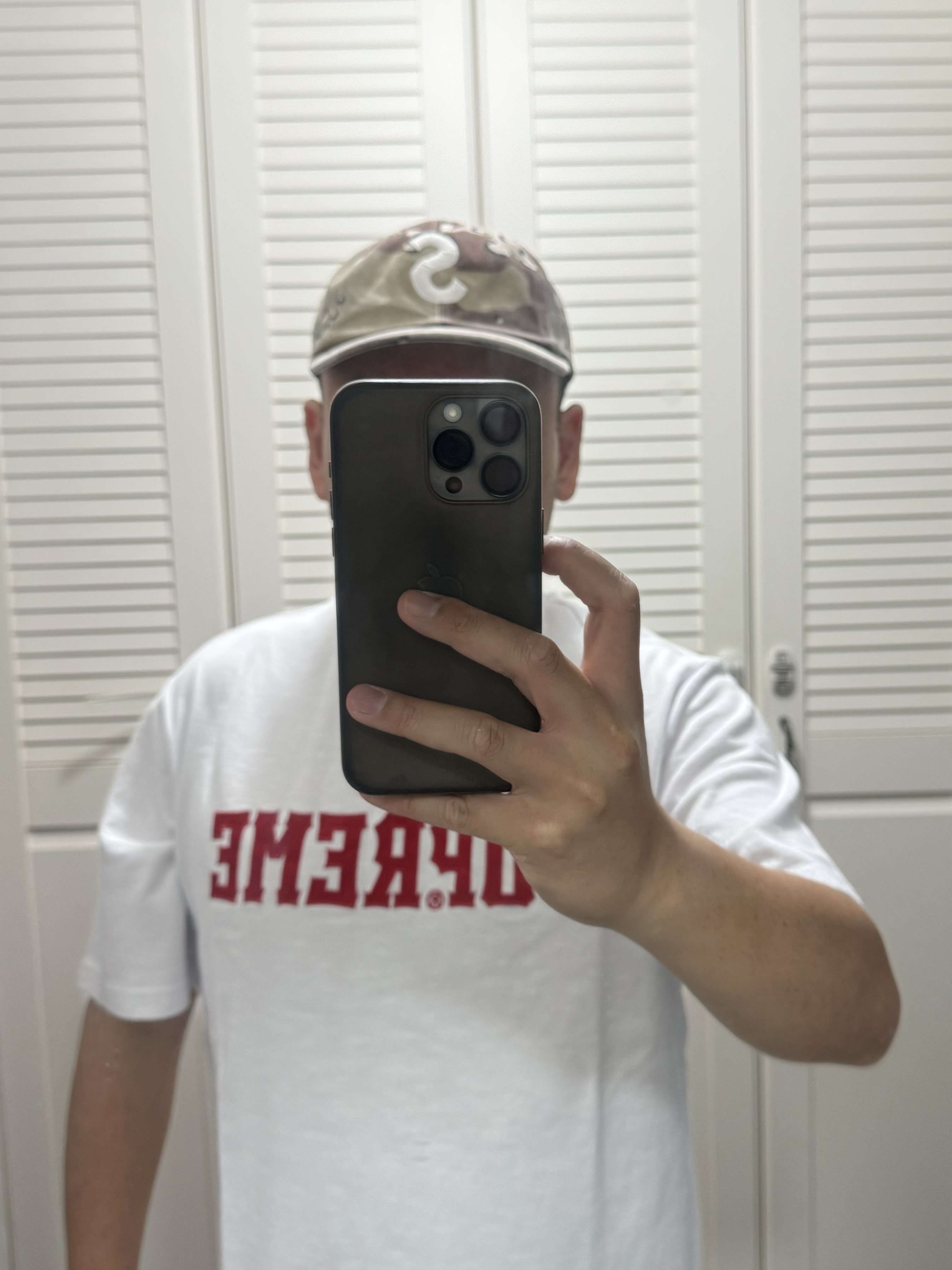 Supreme Twill Applique S/S Top White - 24FW, Supreme Pigment S Logo 6-Panel Chocolate Chip Camo - 24FW 착용 스타일