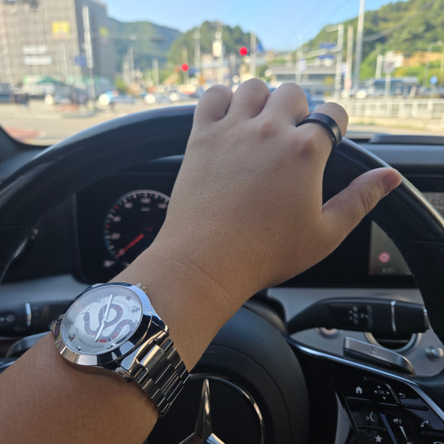 Gucci G-Timeless Quartz 38mm Steel Silver, Samsung Galaxy Ring Titanium Black (Korean Ver.) 착용 스타일