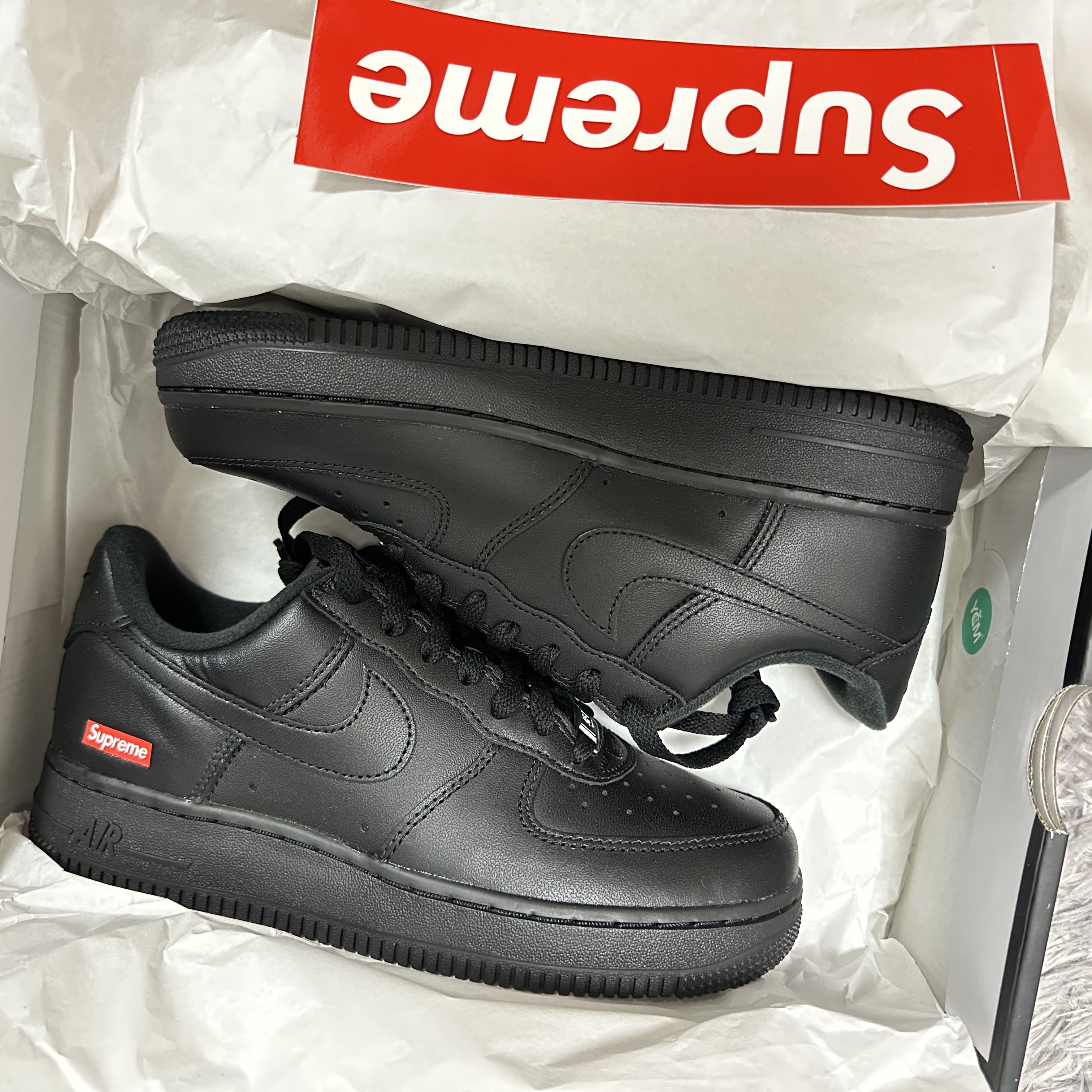 Nike x Supreme Air Force 1 Low Black 착용 스타일 - 2
