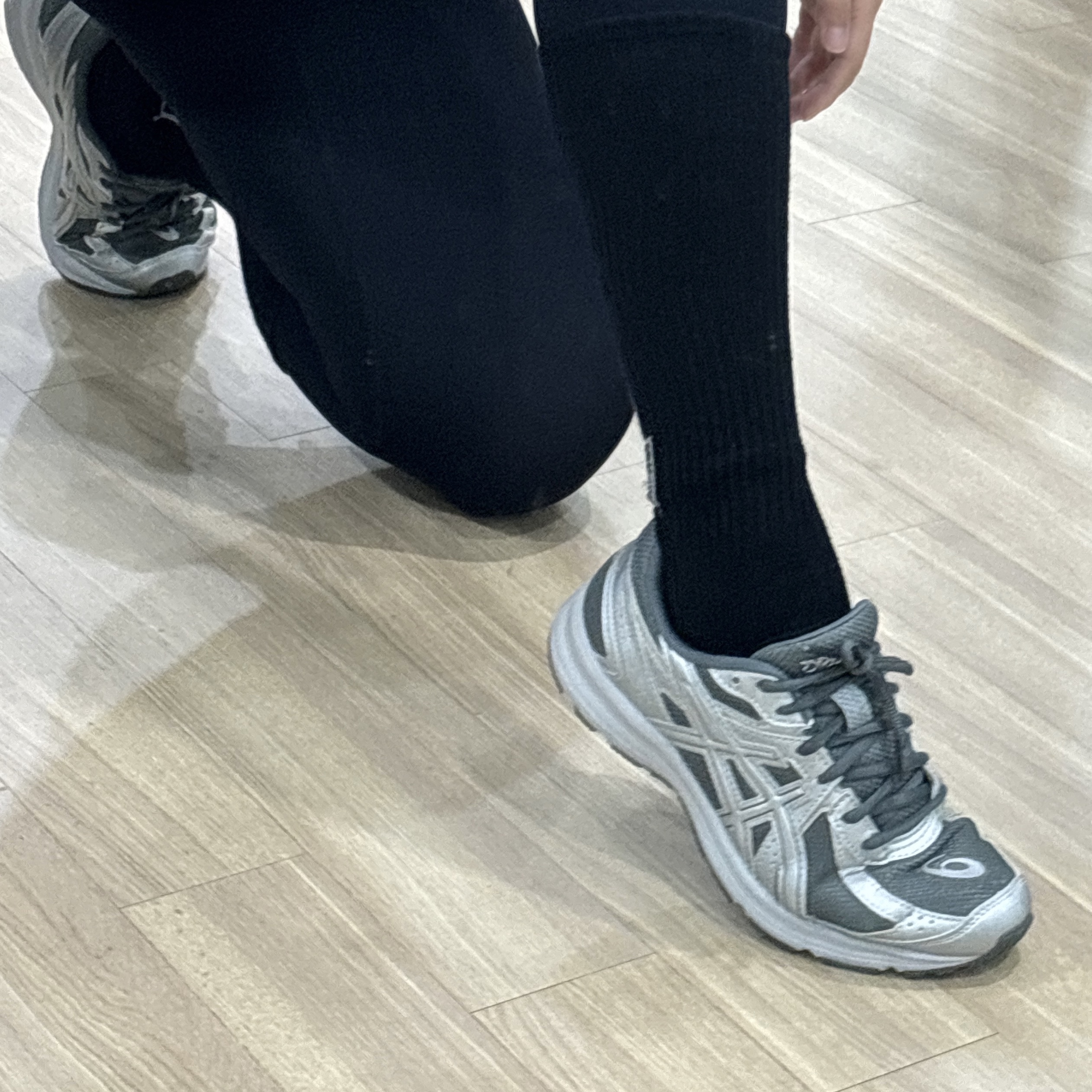 Asics Jog 100 S SMU Sheet Rock Pure Silver - 2E Wide 착용 스타일 - 1