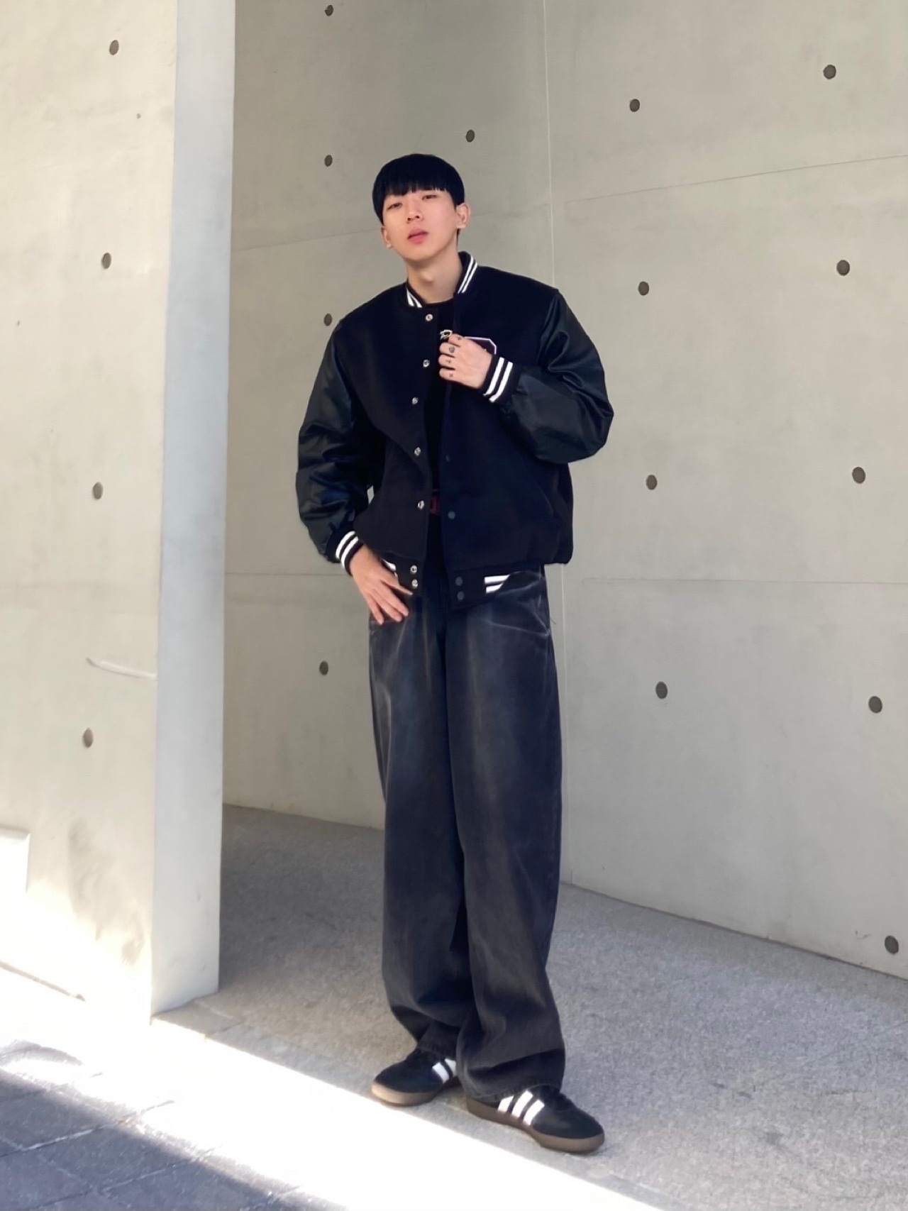 Diesel B-1DR Leather Belt with D Buckle Black, Adidas Samba OG Black White Gum 착용 스타일 - 2